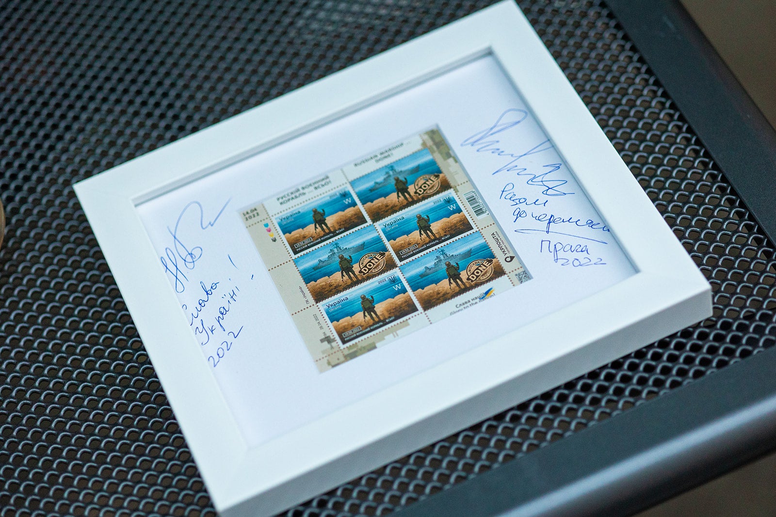 Série známek "Russian Warship ..." na charitativní aukci Way of Prague v Praze se vydražila za 385 000 hřiven