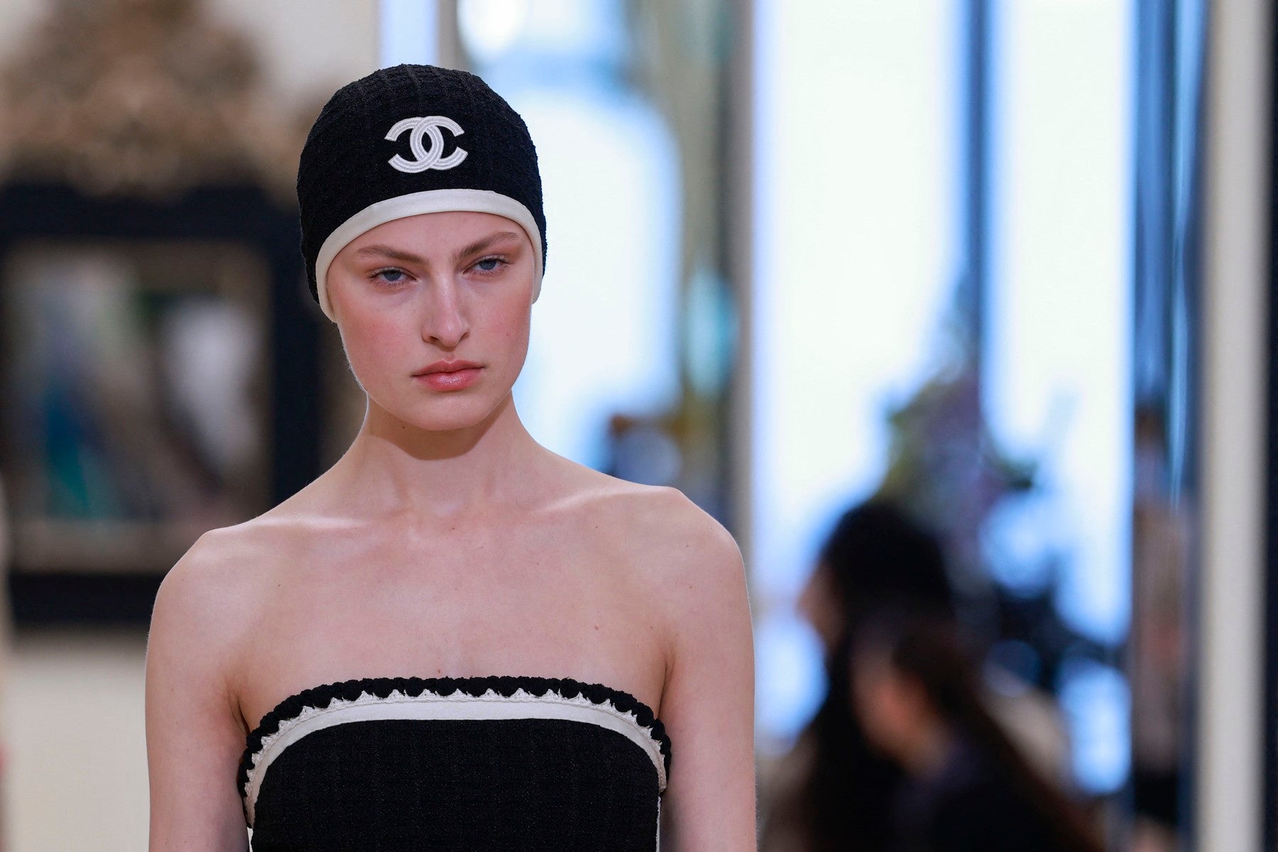 Chanel v Biarritzu. Nahradí chilli papričky slavné perly? A troufnete si na koupací čepici i mimo bazén?