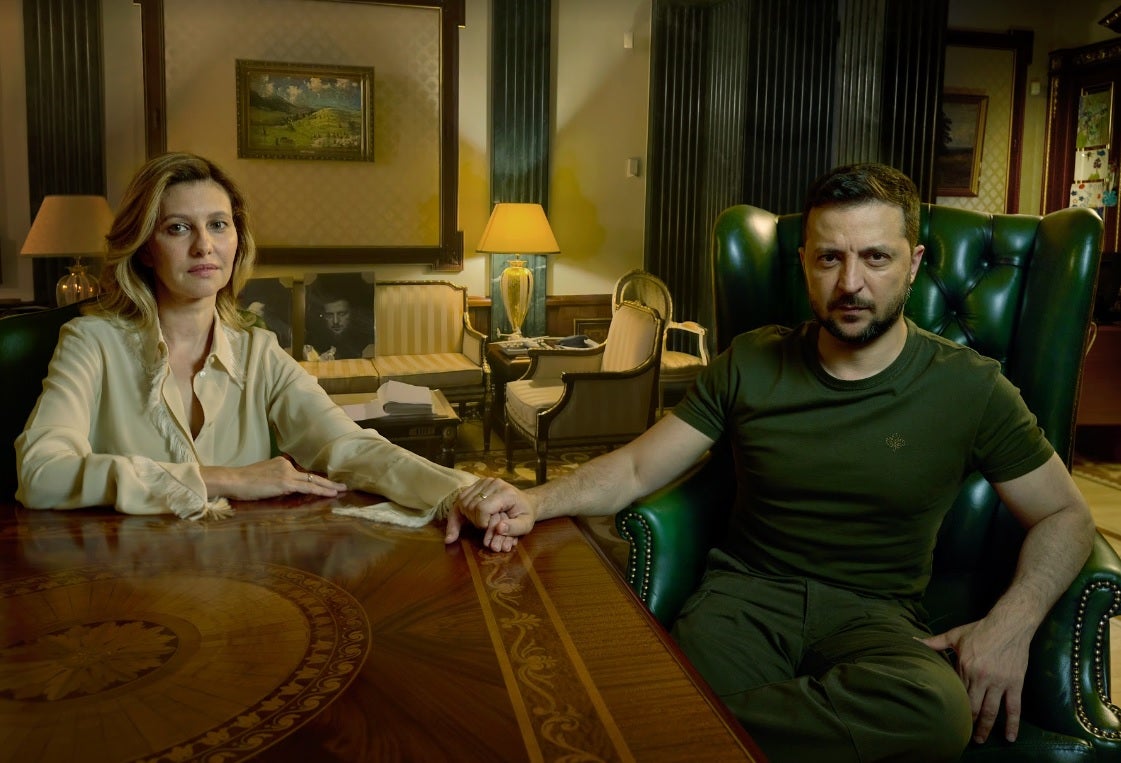 Olena Zelenská a prezident Volodymyr Zelenskyj v areálu prezidentské kanceláře v Kyjevě.