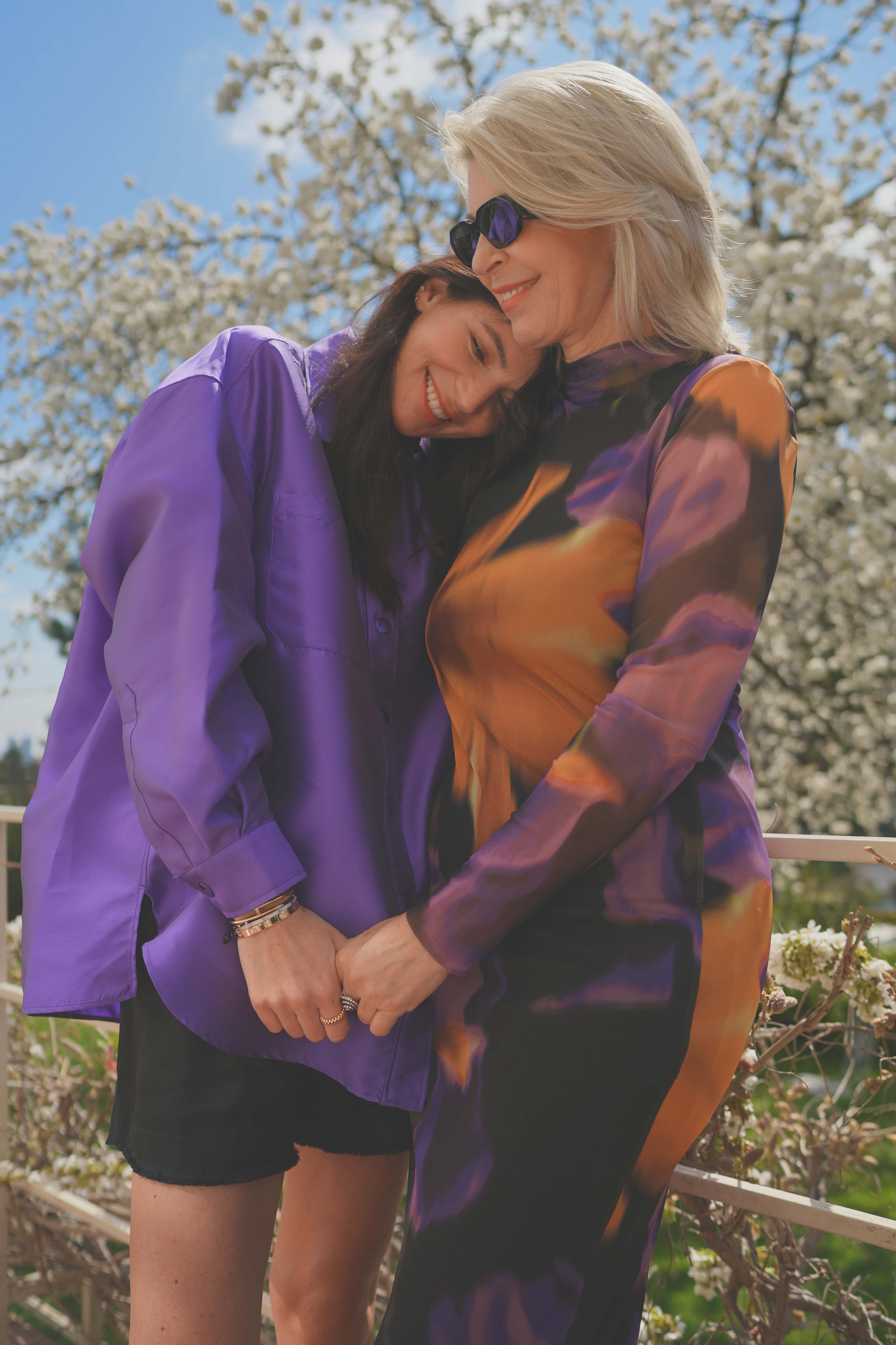 Košile, sandro, 6 360 Kč, prodává Zalando. Šortky, N°21, 7 400 Kč, prodává Zalando. Šaty, Mango, 1 999 Kč, prodává Zalando. Sluneční brýle, Prada, 8 550 Kč, prodává Zalando.