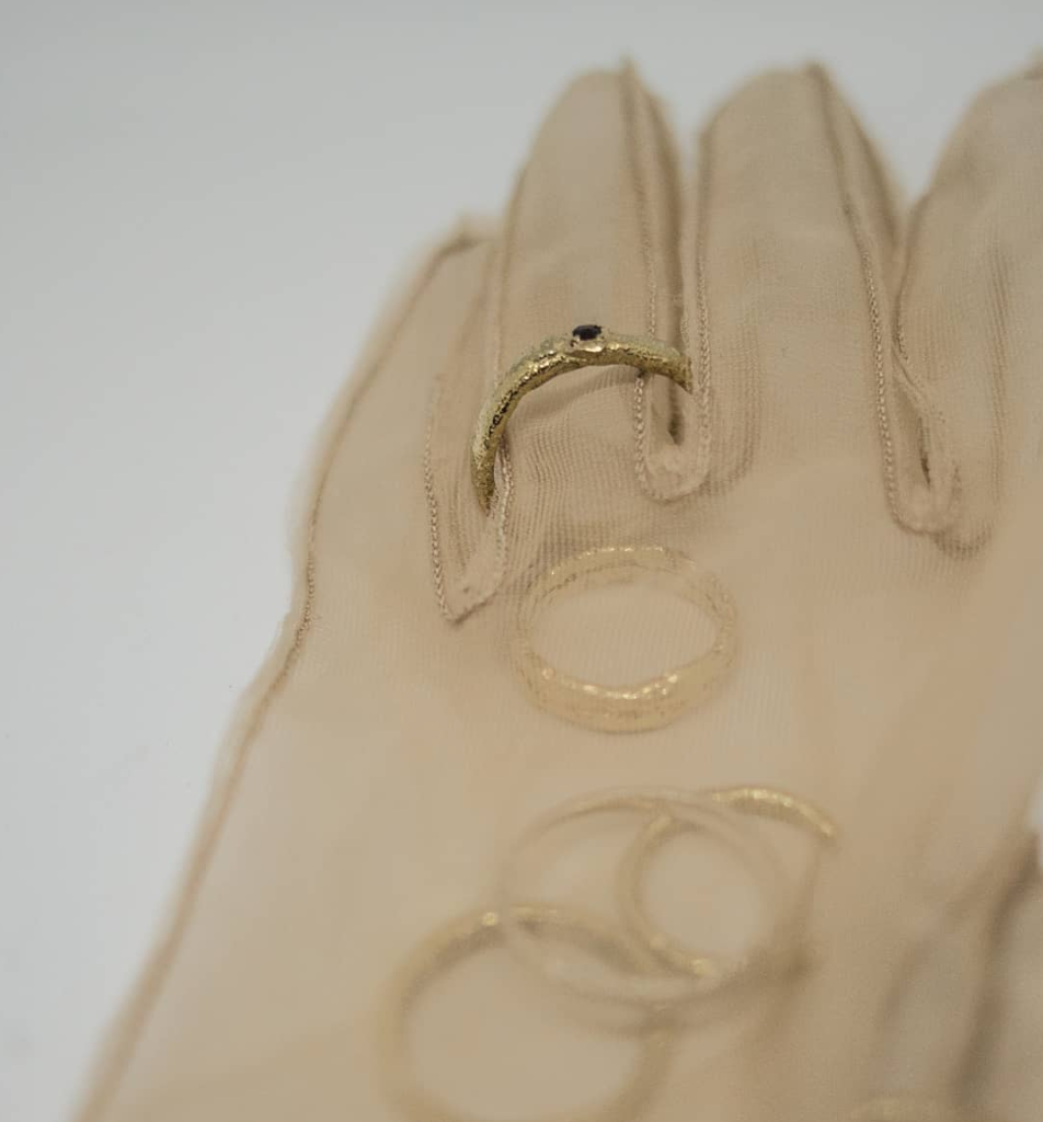 _Pozlacený prsten s kamínkem Artefakt_, **Eliška Lhotská jewellery**, od 2 800 Kč Autor: Petra Procházková / archiv Eliška Lhotská jewellery