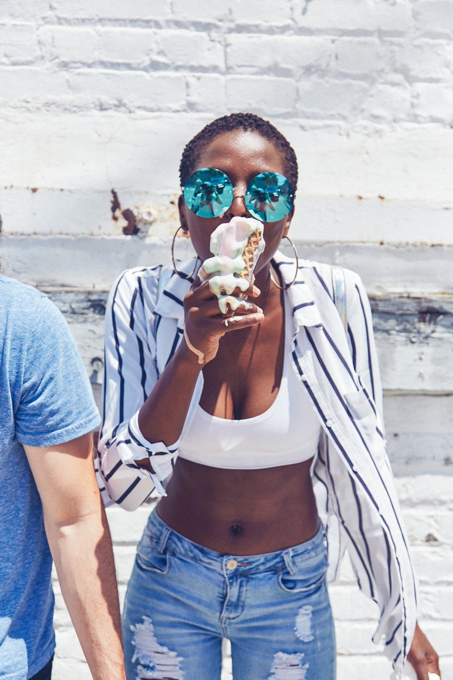 Ice Cream Manicure: Nehty inspirované smetanovou a jahodovou zmrzlinou osvěžují letní francouzskou manikúru