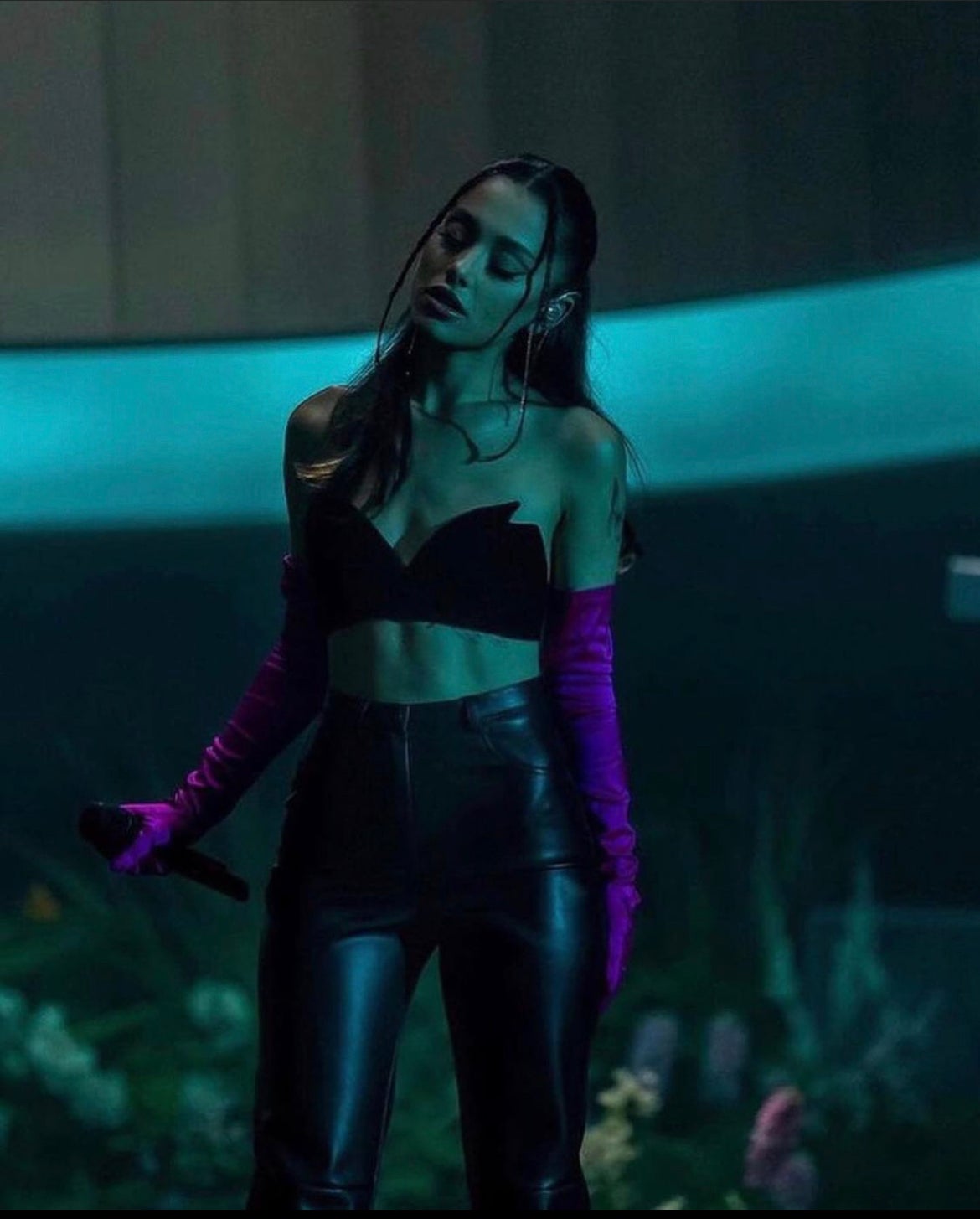 Ariana Grande v kalhotech CULTNAKED