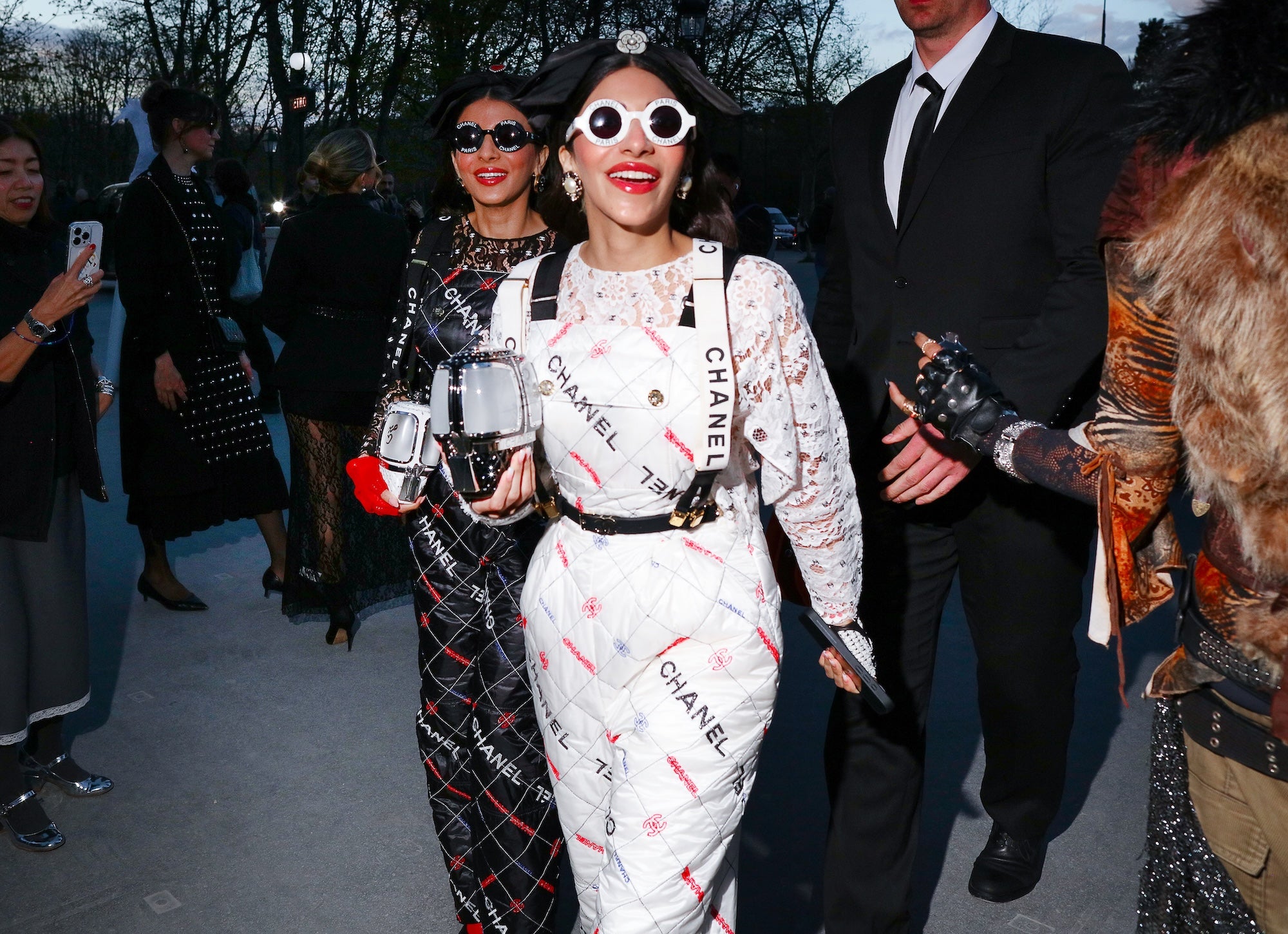 V Paříži se teď nosí lacláče s logy, pletené svetry bez sak, svítivé kombinézy i džínové sukně