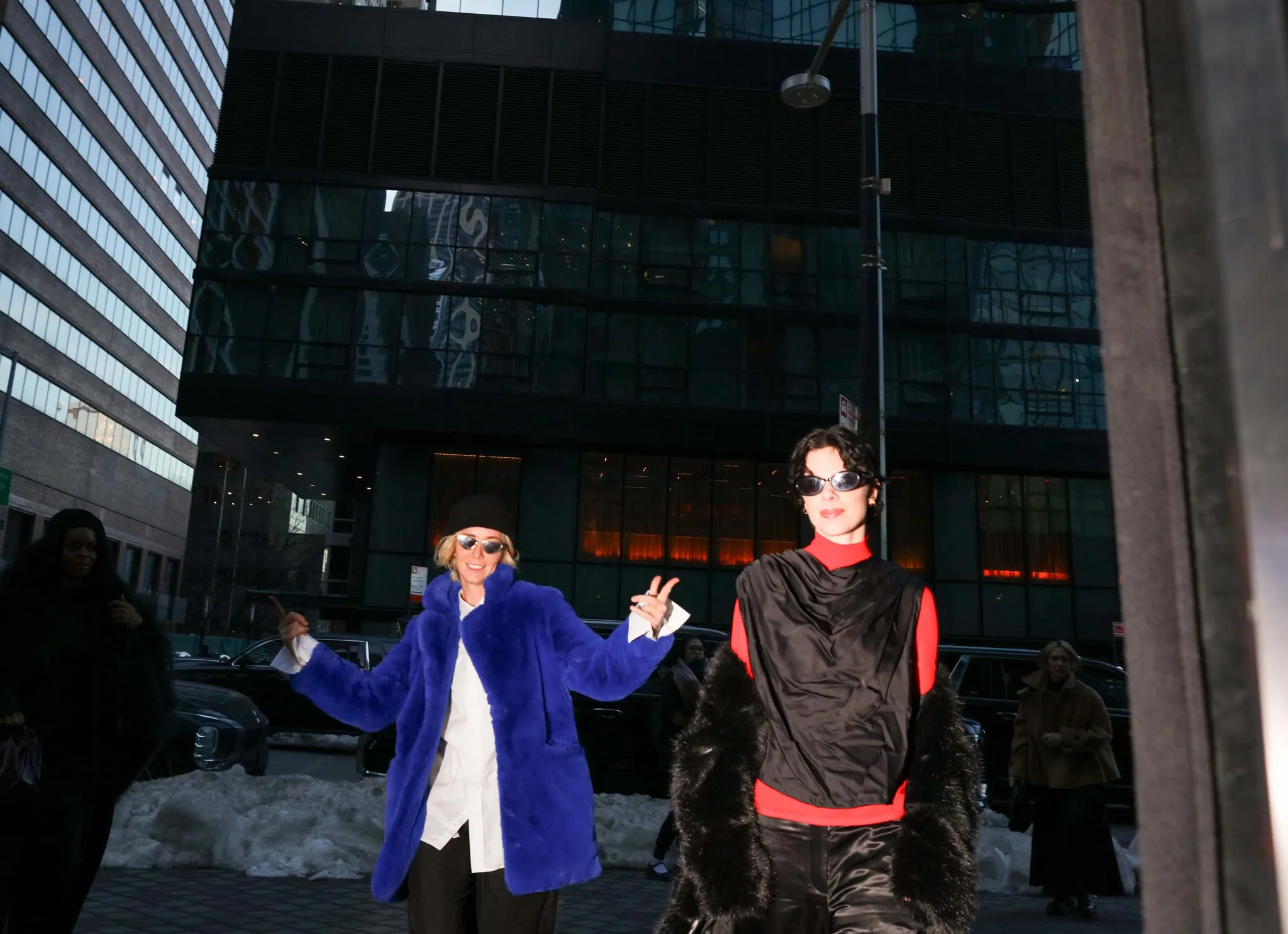 Modré džíny, hnědé kožené bundy a pánské obleky. Street stylu New Yorku diktuje friday casual style