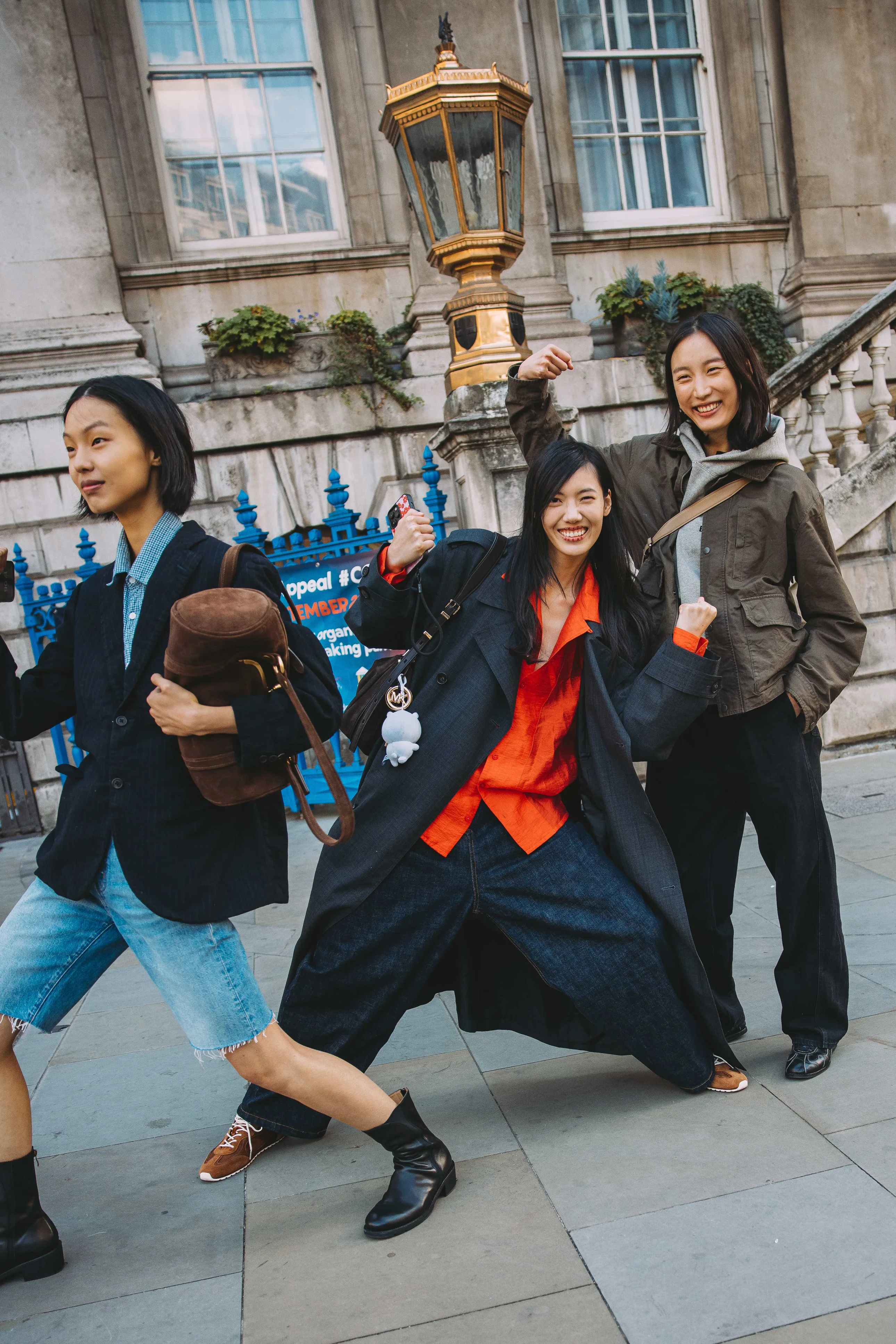 Londýnský street style je plný překvapivých kontrastů a ukazuje, co právě teď opravdu funguje