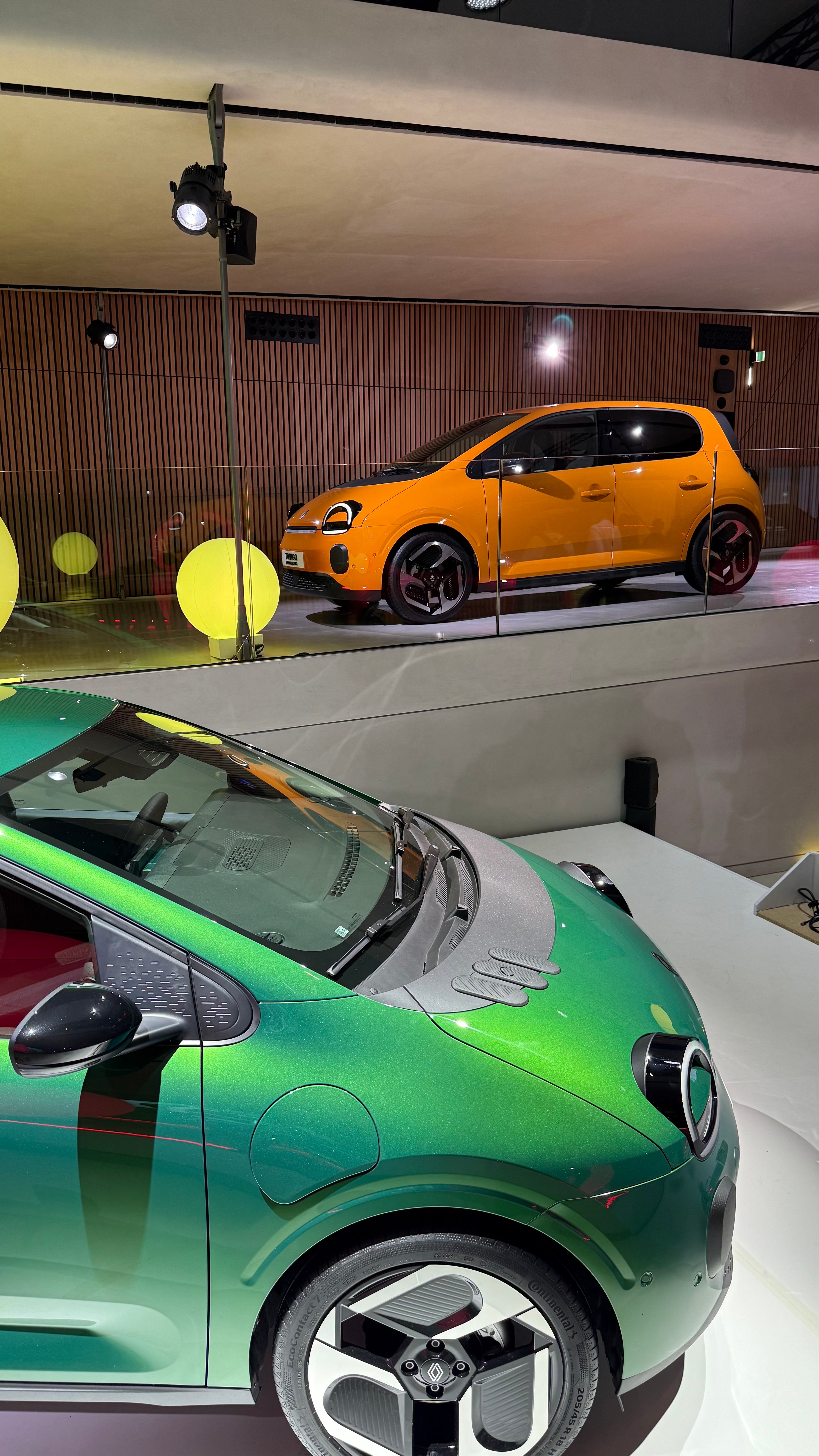 Paríž, vysvietená Eiffelovka a nový Renault Twingo E-Tech