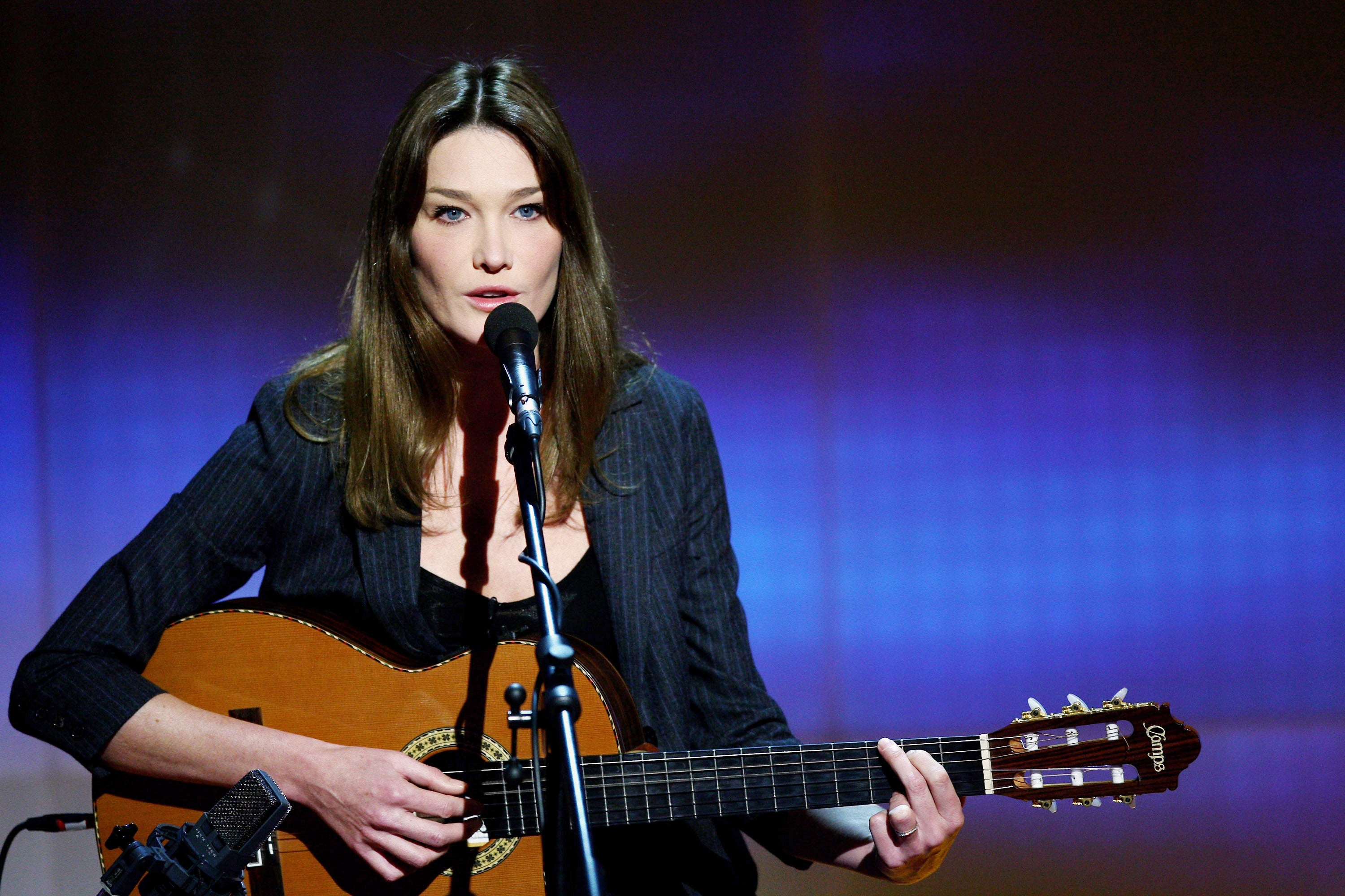  Carla Bruni během show Che Tempo Che Fa, 2009, Itálie