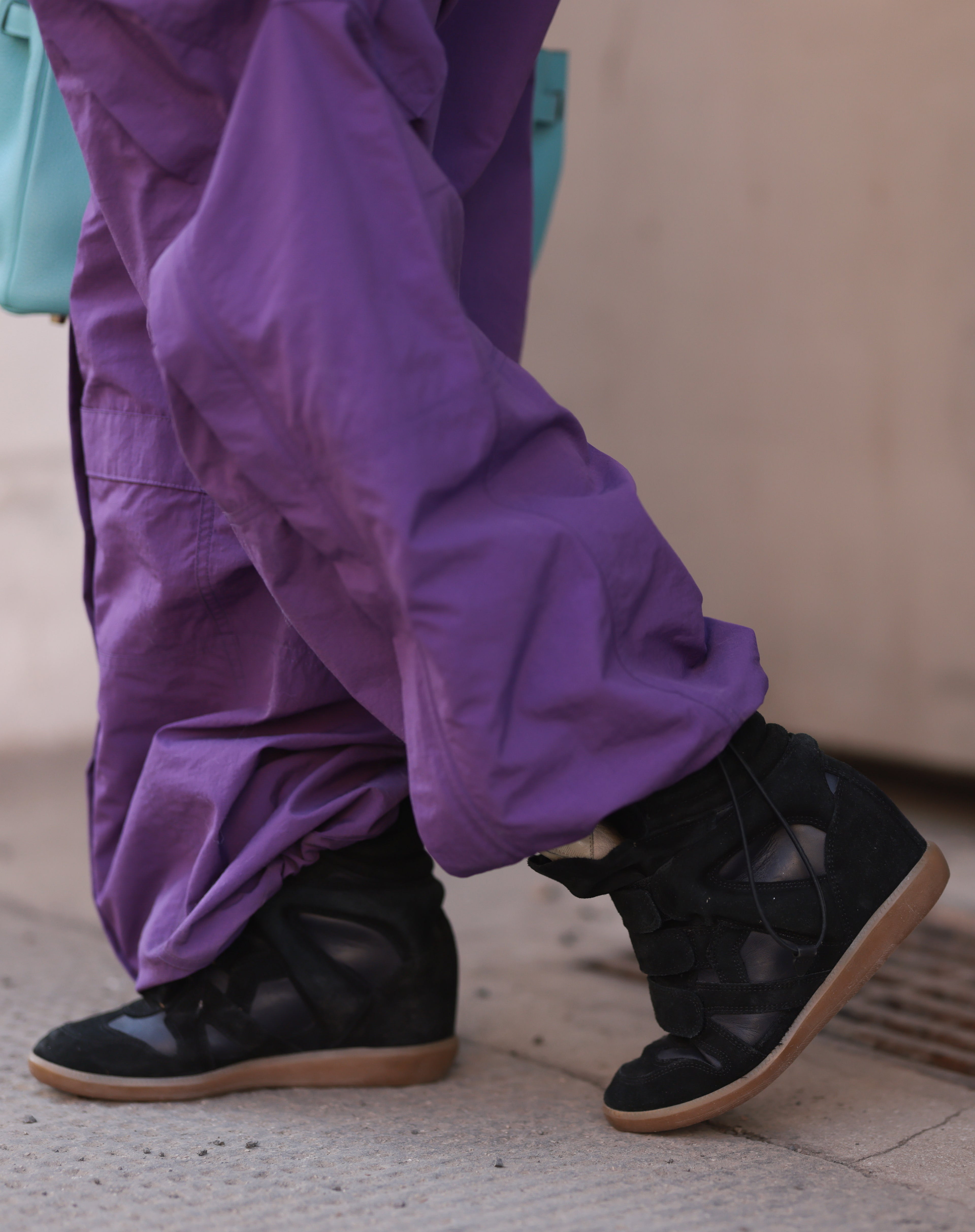 Nehodlám dobrovolně trpět, řekla Isabel Marant. A vznikly ikonické tenisky na skrytém klínu Nehodlám dobrovolně trpět, řekla Isabel Marant. A vznikly ikonické tenisky na skrytém klínu