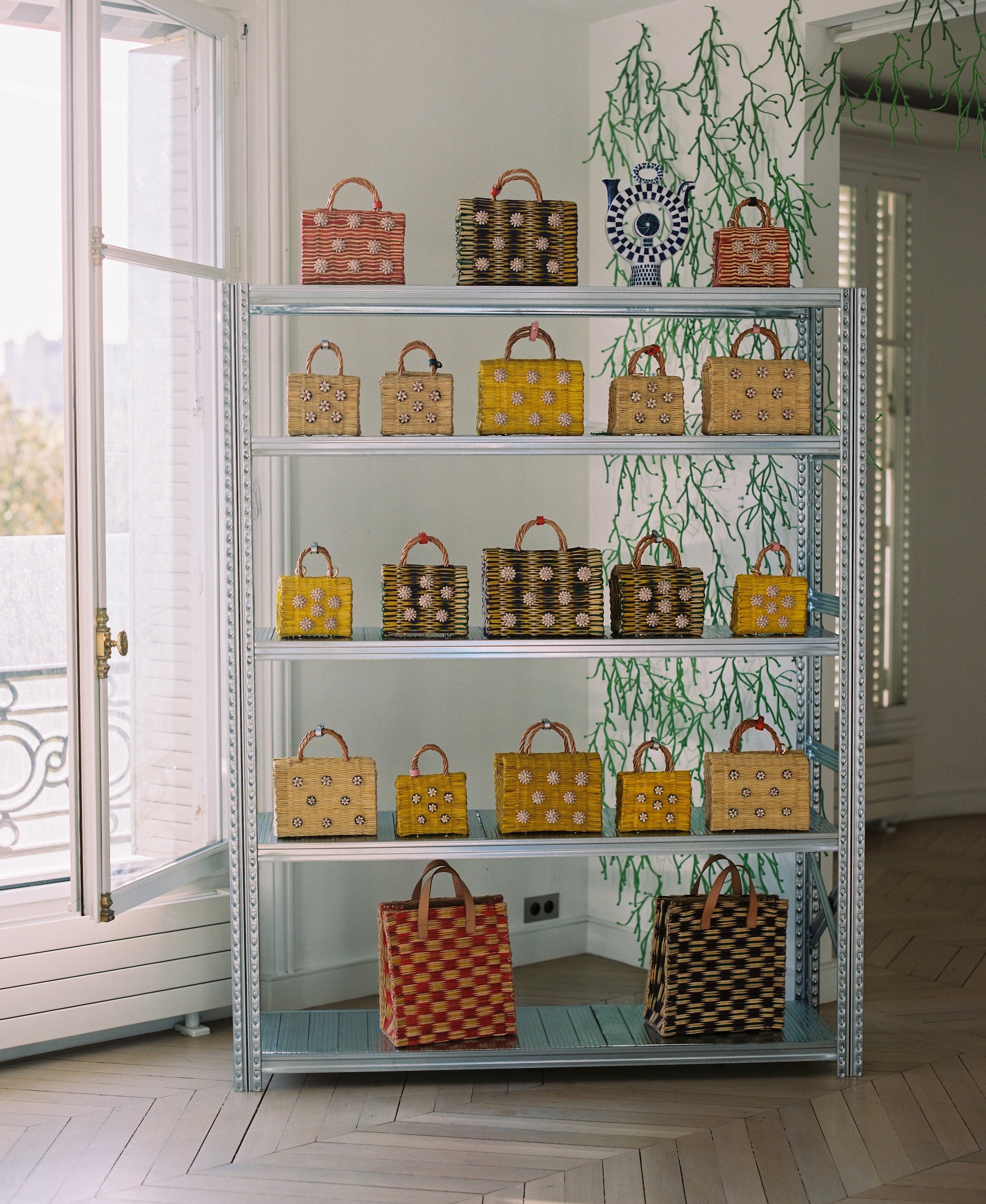 Kabelky zdobené talismany, které nosí štěstí