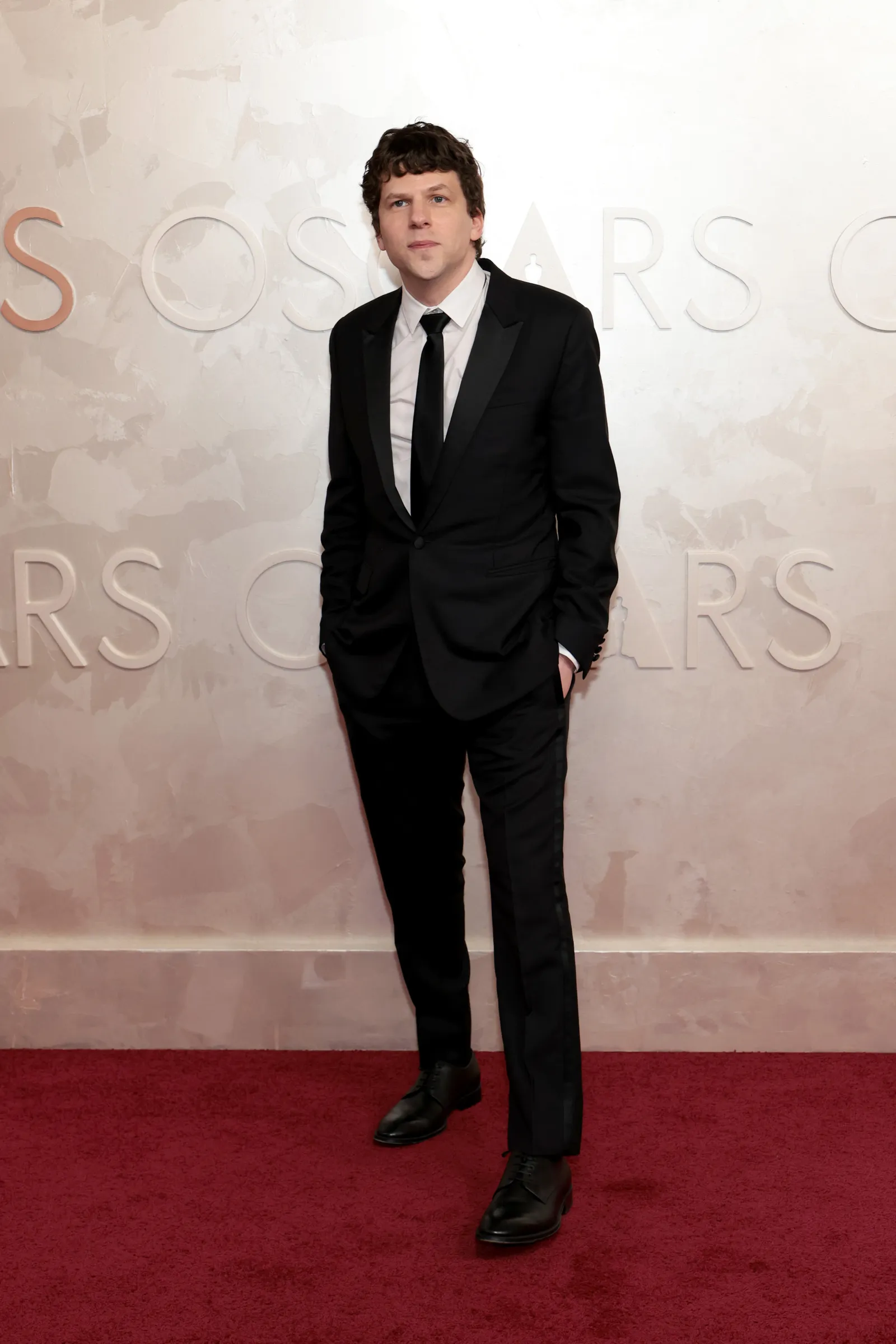 Jesse Eisenberg nesnáší slávu. Do Varů přiveze svého Dvojníka i nekompromisní styl