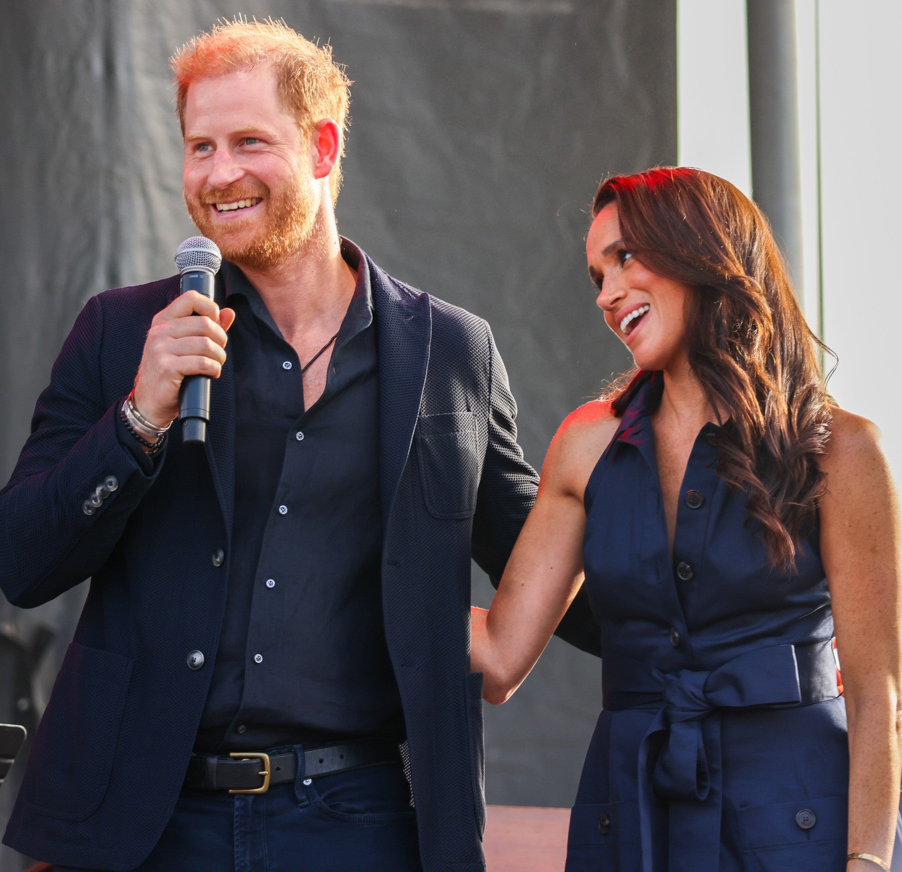 Meghan Markle překvapila na pódiu po boku Harryho