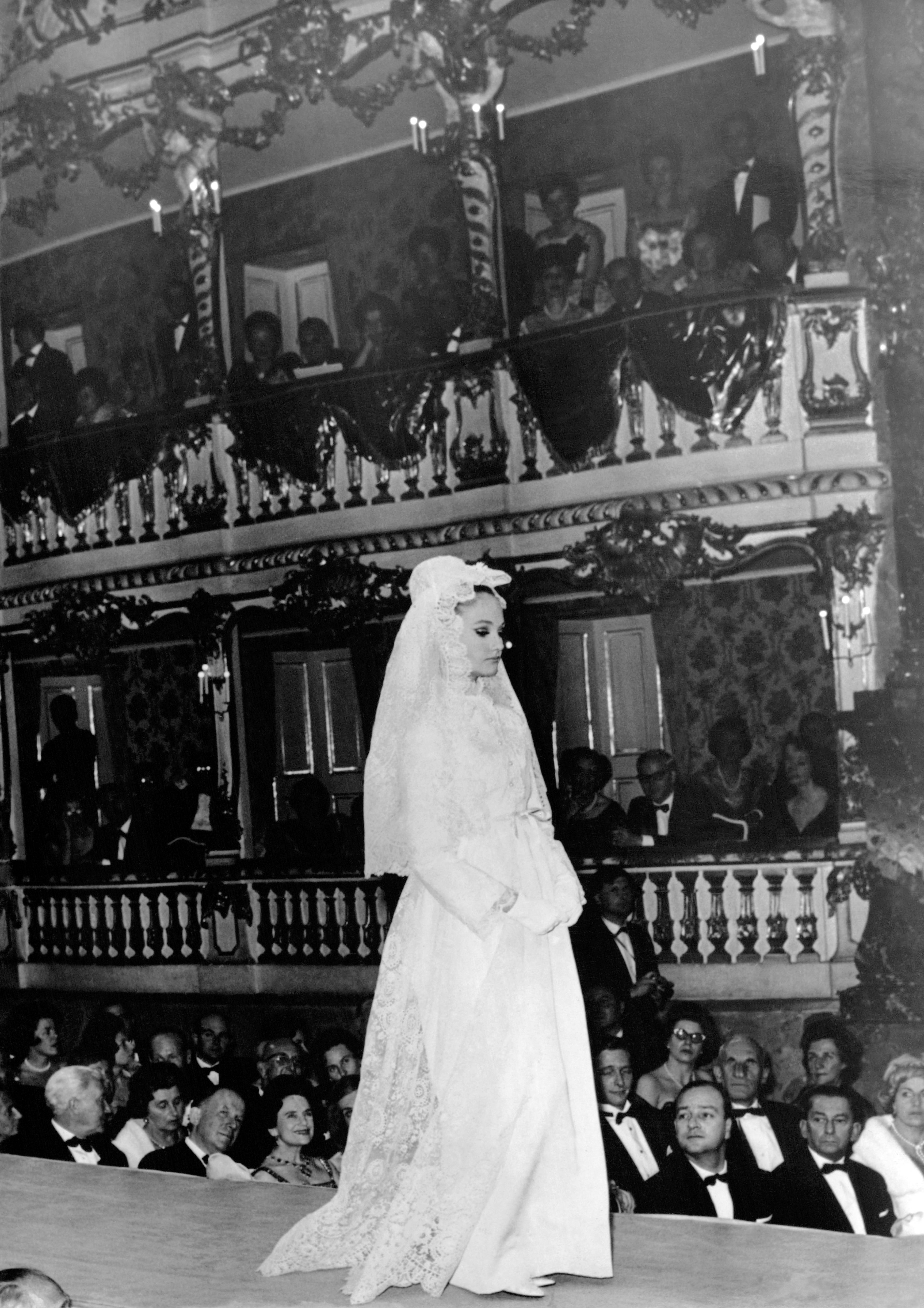 Svatební šaty od Christiana Diora na přehlídce v Německu, 1954