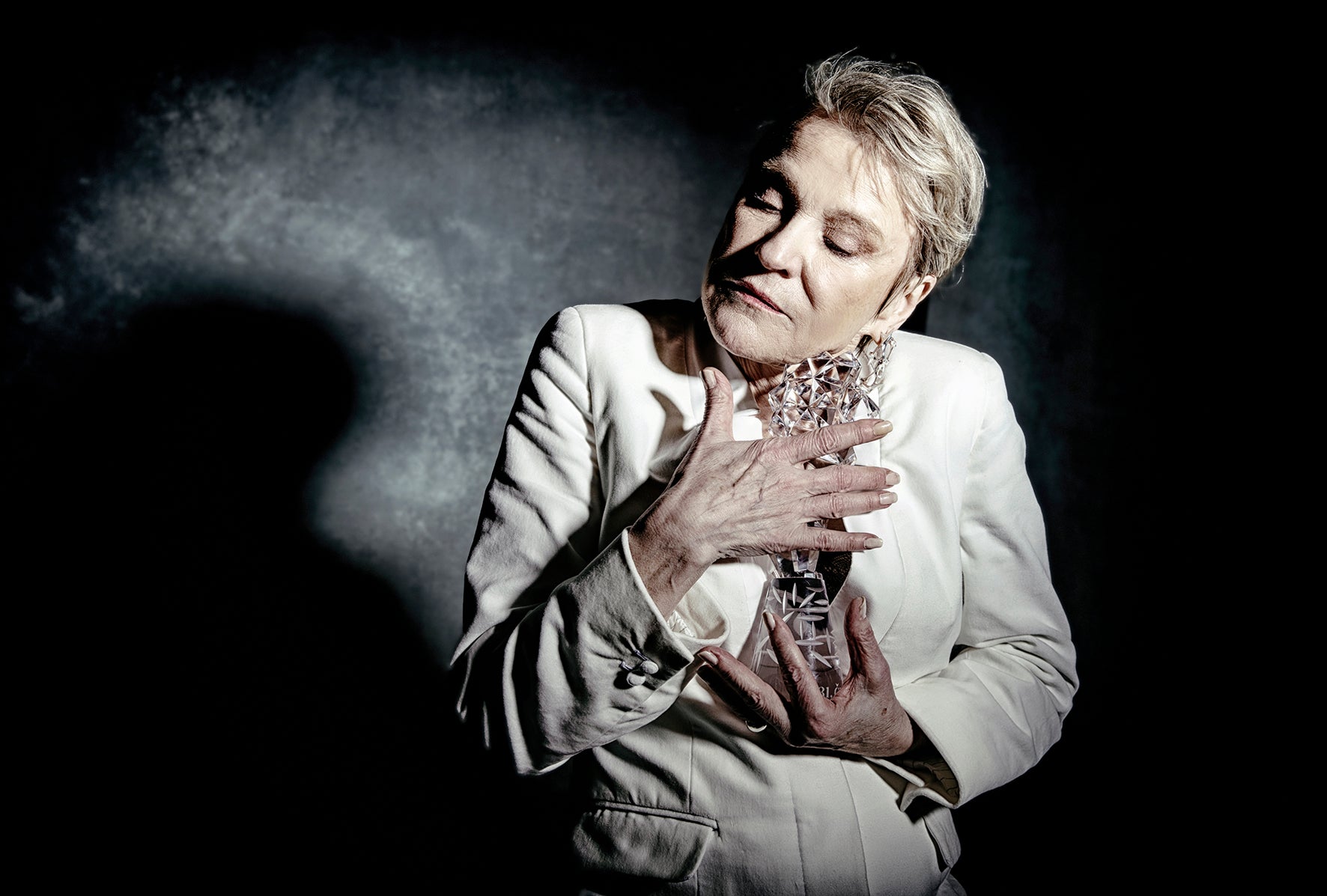 Český lev zve před Rudolfinum na výstavu portrétních fotografií Nguyen Phuong Thao  