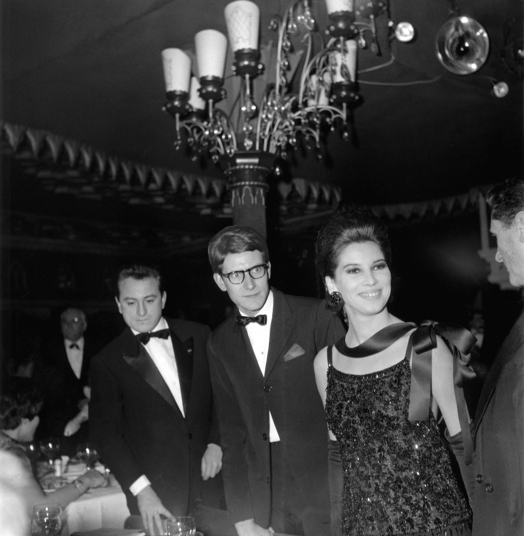 Pierre Bergé, Yves Saint Laurent a Victoire Doutreleau v pařížském Lido, 1961