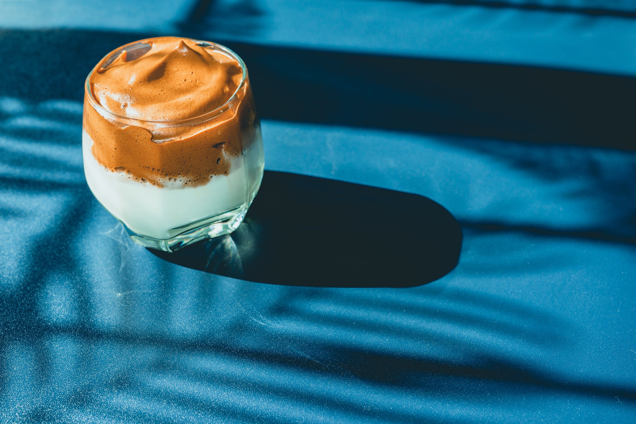 Dalgona coffee: Jak si připravit virální drink ve třech krocích