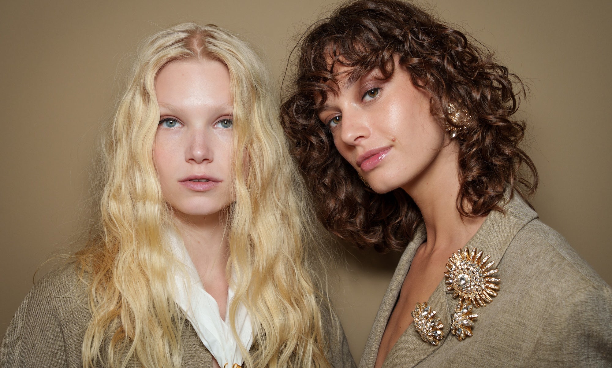 Tajemství dokonalých vln a objemu. Kadeřník prozrazuje, proč vaše vlasová rutina nefunguje