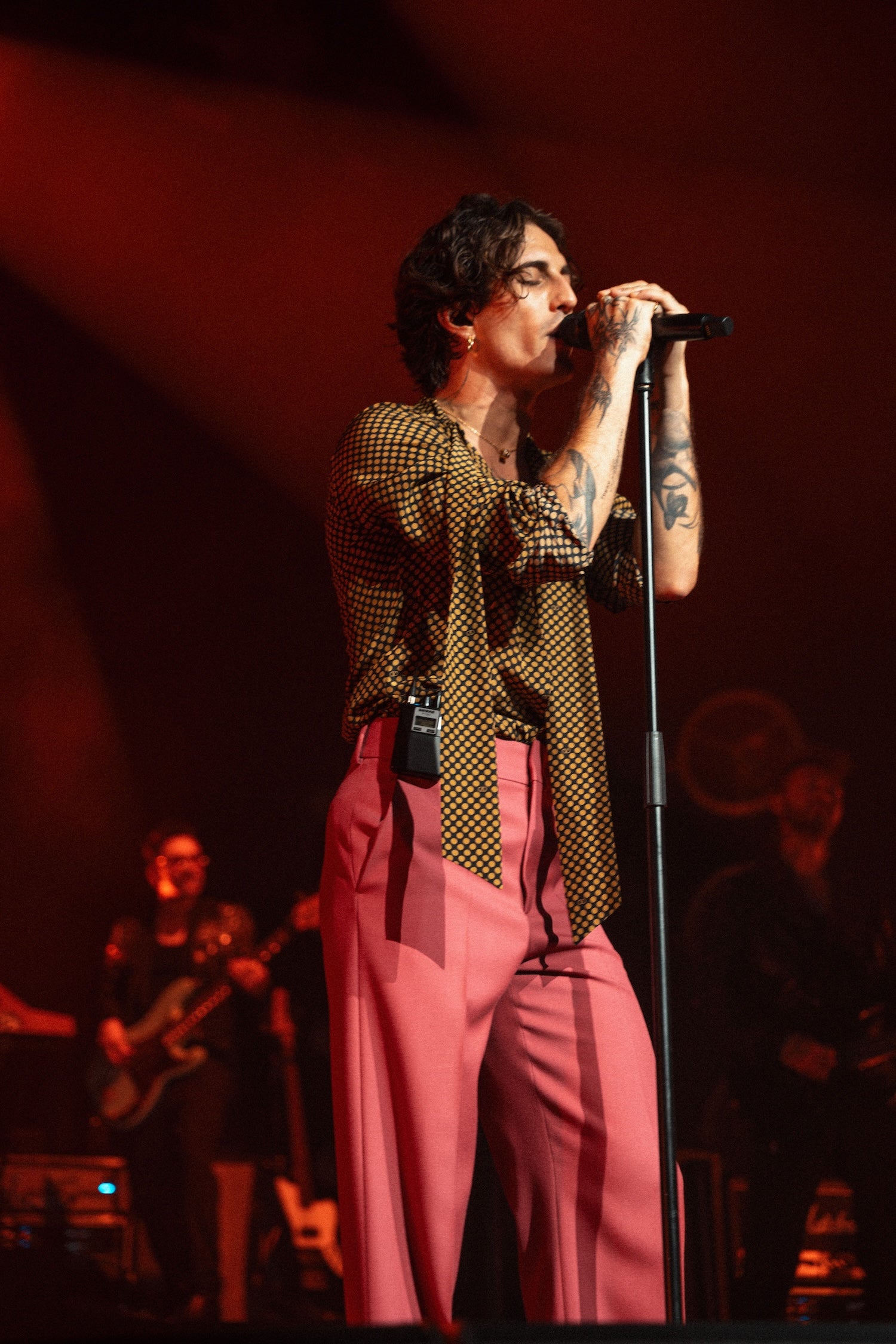 Damiano David z Måneskin nosí na 2025 World Tour elegantní Valentino