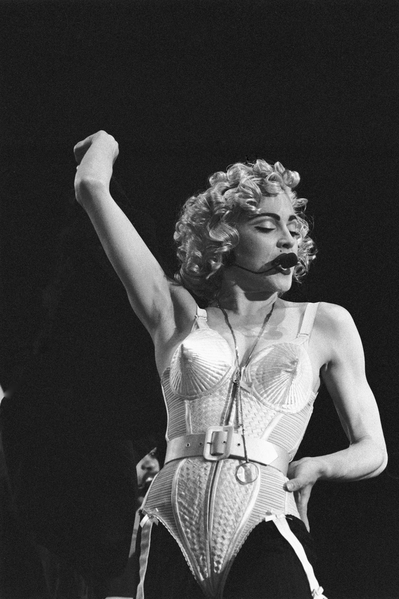 Madonna během vystoupení v rámci turné Blond Ambition, 1990