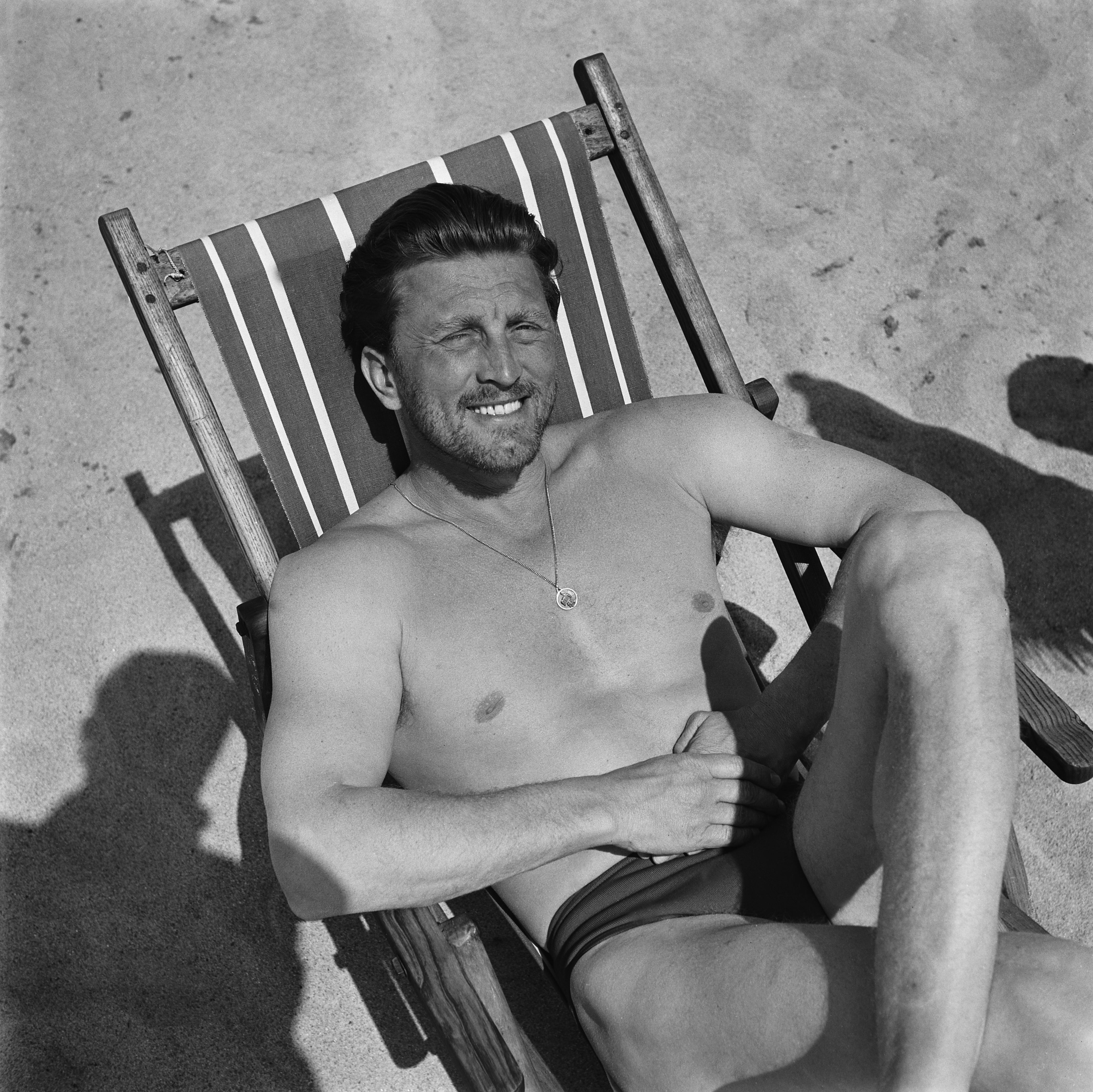 Kirk Douglas na pláži. Rok 1950.