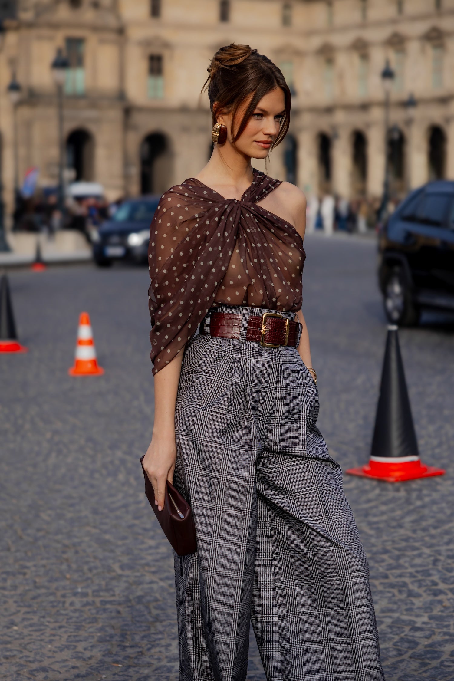 Jedno odhalené rameno je perfektním detailem outfitu na přelom sezony