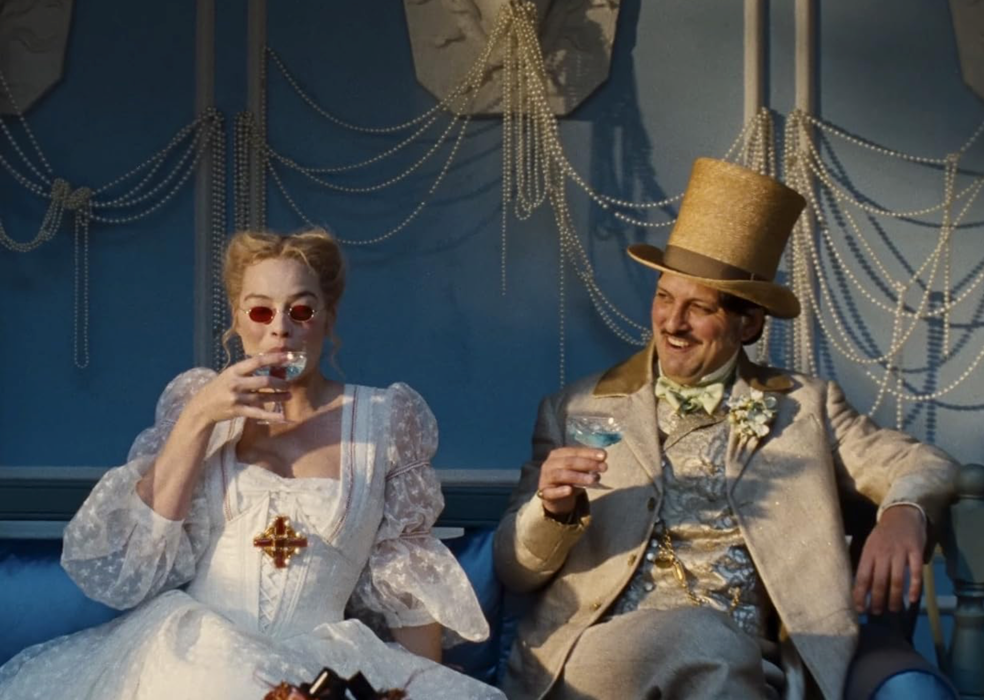 Margot Robbie a Shazad Latif ve filmu Bouřlivé výšiny