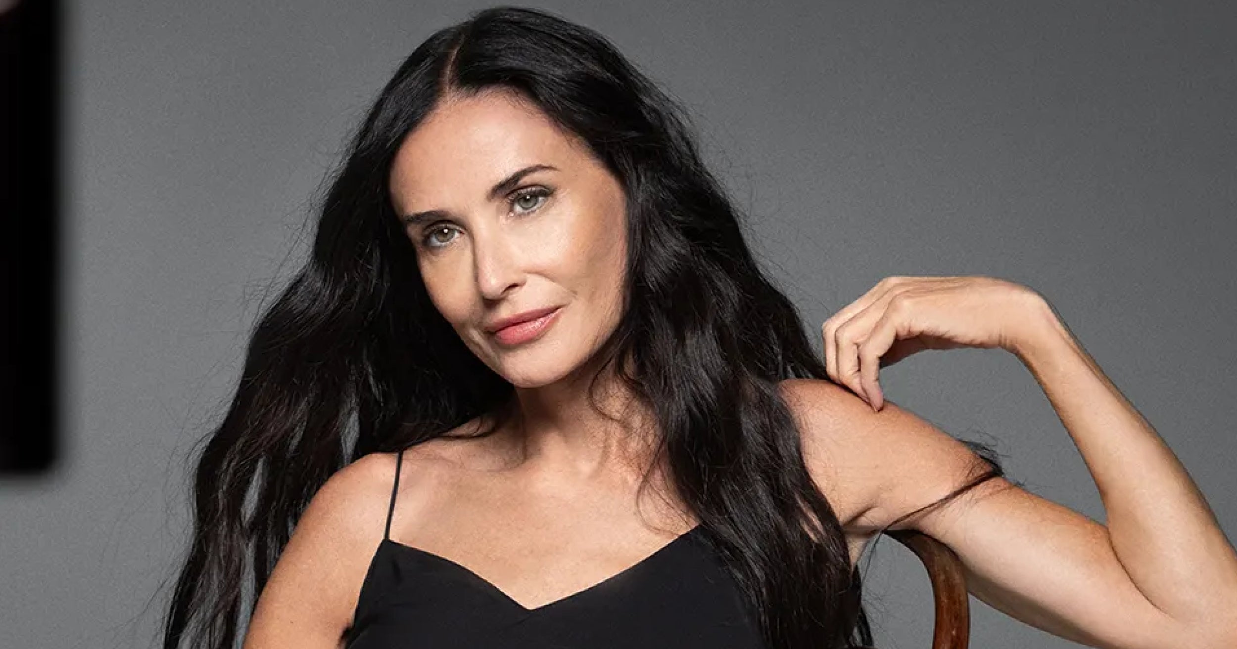Zapomeňte na tajemství. Vlasy Demi Moore jsou plné historie, energie a modliteb