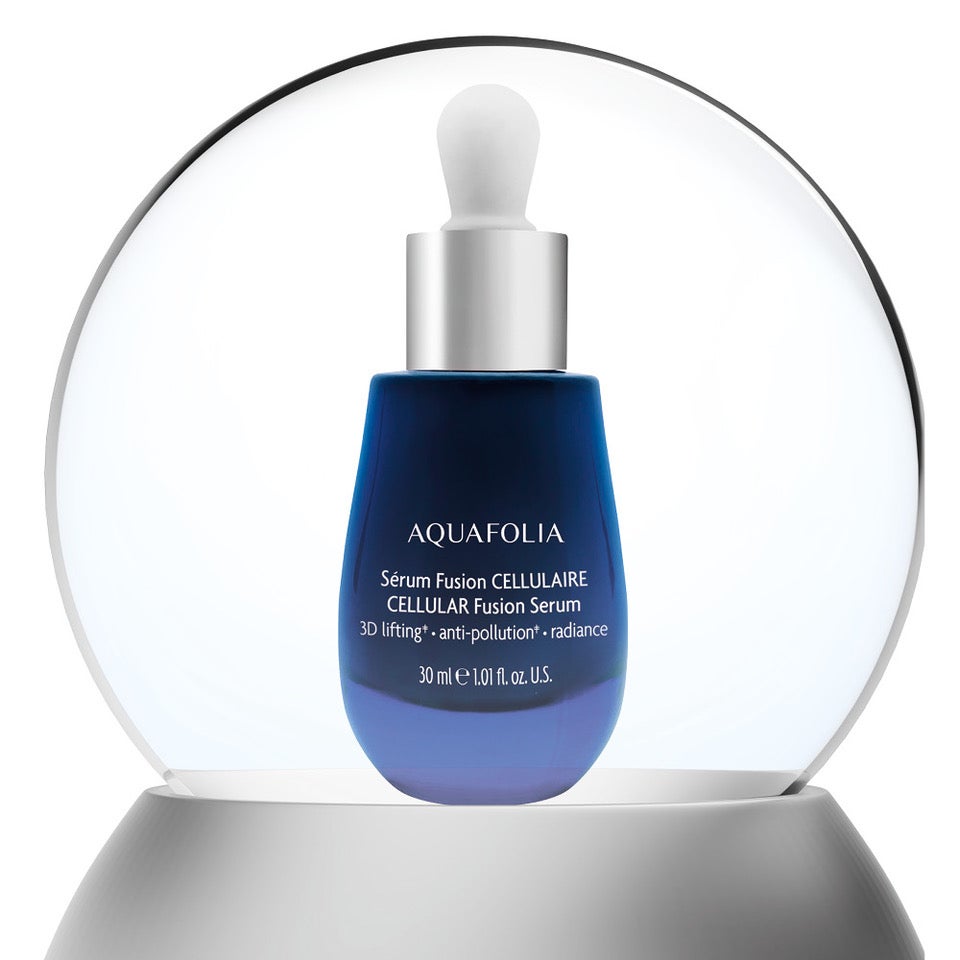 NA VÝŠI  Cellular Fusion pleťové sérum od Aquafolia přináší 3D liftingový efekt pro hustotu a viditelně jasnou, zářivou a pozvednutou pleť. Zkrátka mladistvý vzhled. A hodí se pro všechny typy pleti. Prodává Infokrása, 3637 Kč