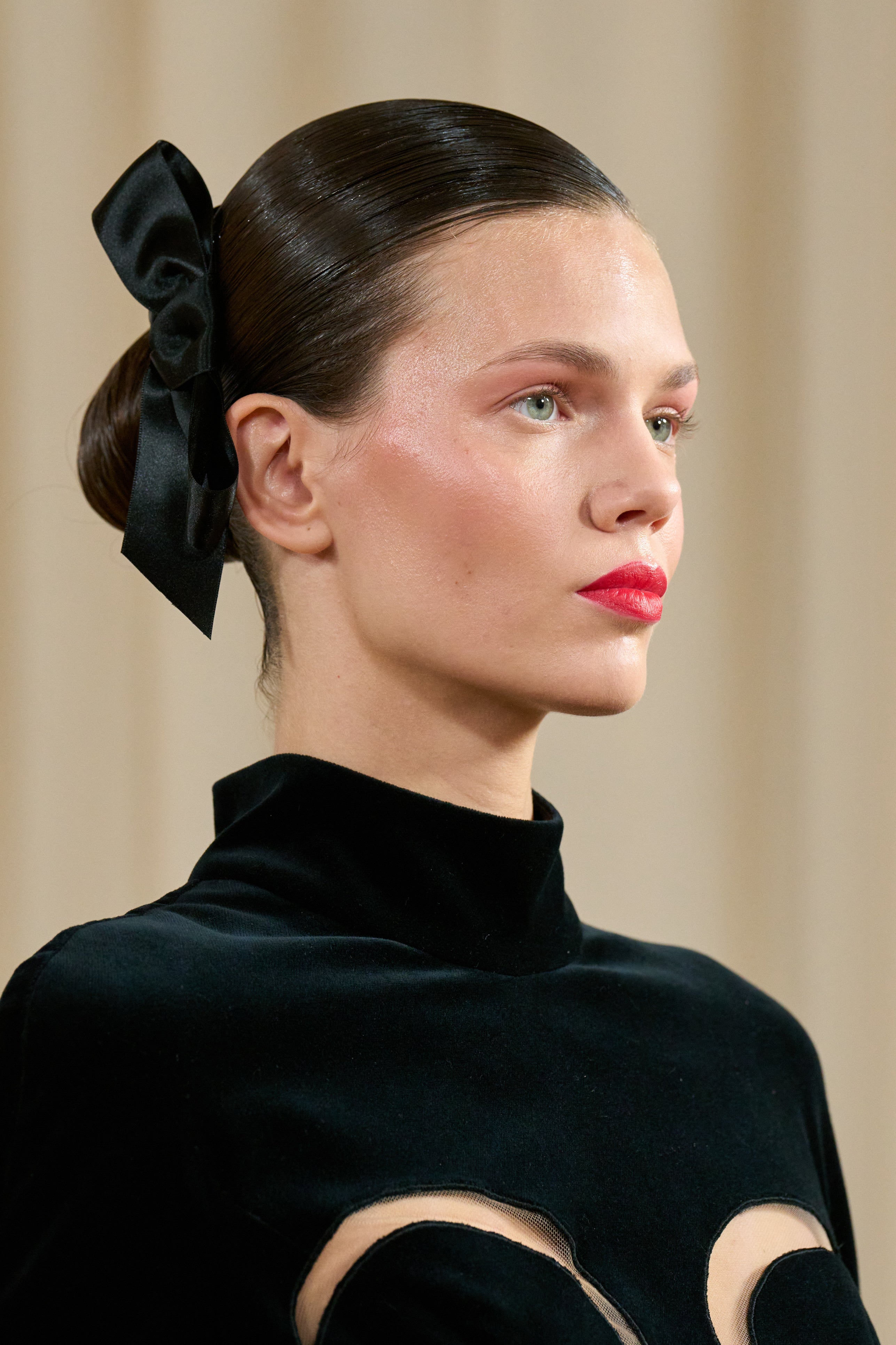 Jak vytvořit elegantní slavnostní účes bez fénu a žehličky