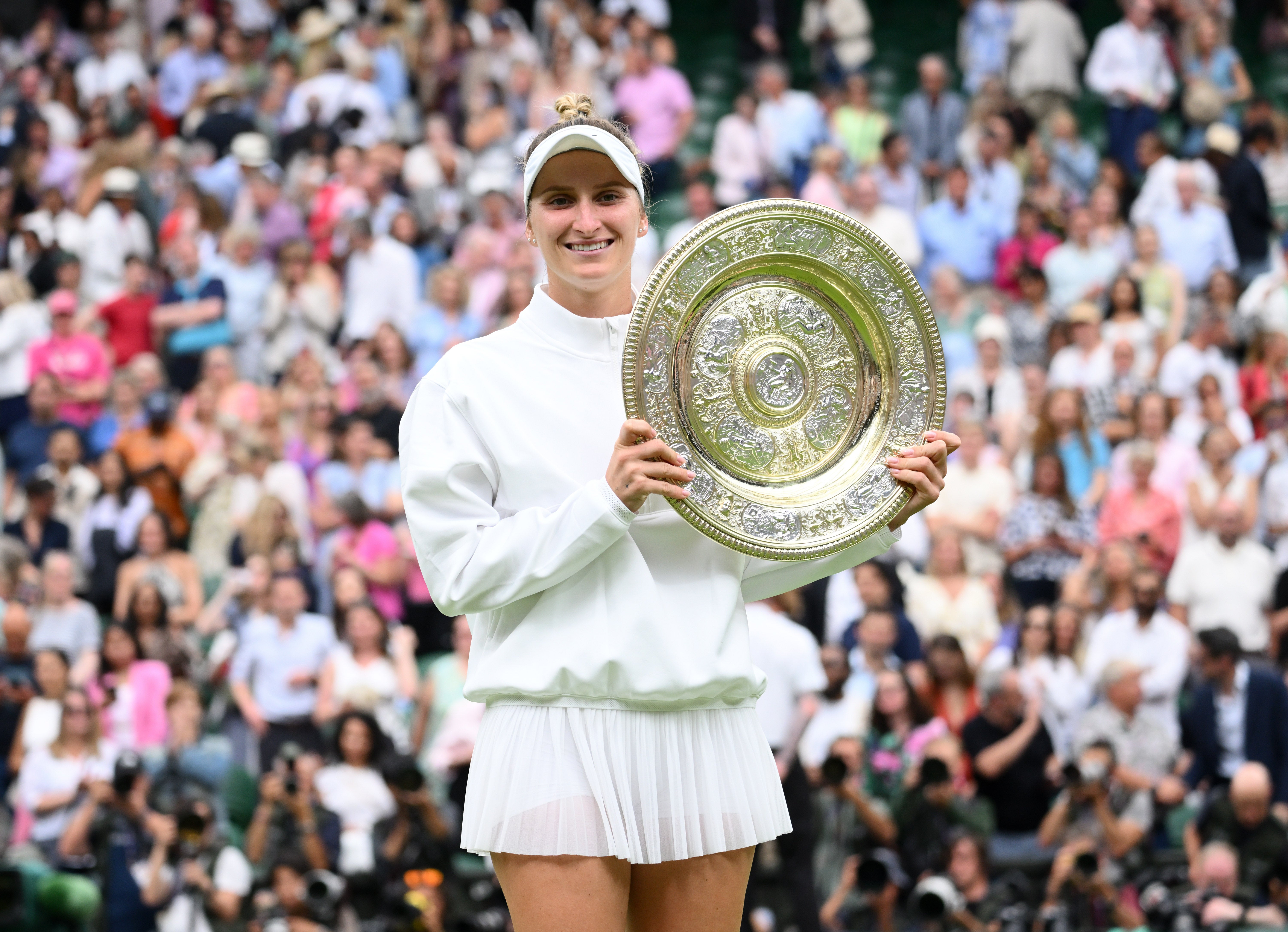 Markéta Vondroušová s trofejí pro vítězku Wimbledonu Markéta Vondroušová s trofejí pro vítězku Wimbledonu