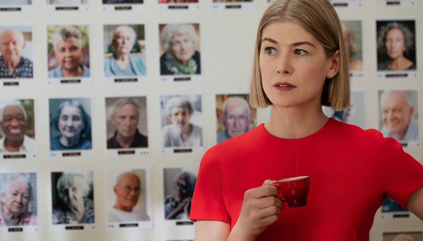 Až skončí lockdown, uspořádám v Praze pořádnou party, říká v exkluzivním rozhovoru Rosamund Pike