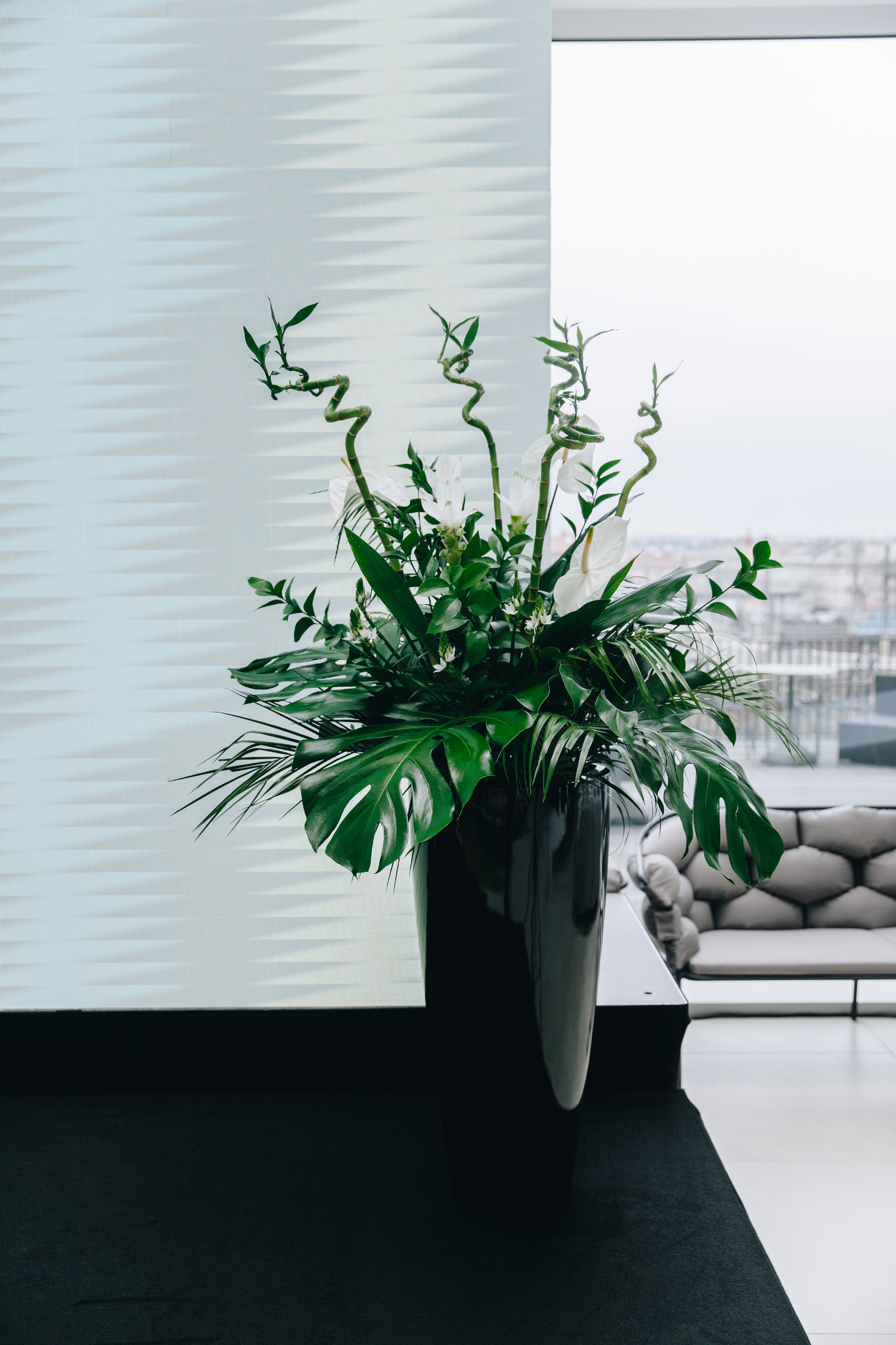 Floristé z The Florist se postarali o květinovou výzdobu všech prostor, pódia a připravili i květinové vazby pro speakers, 31. března 2022