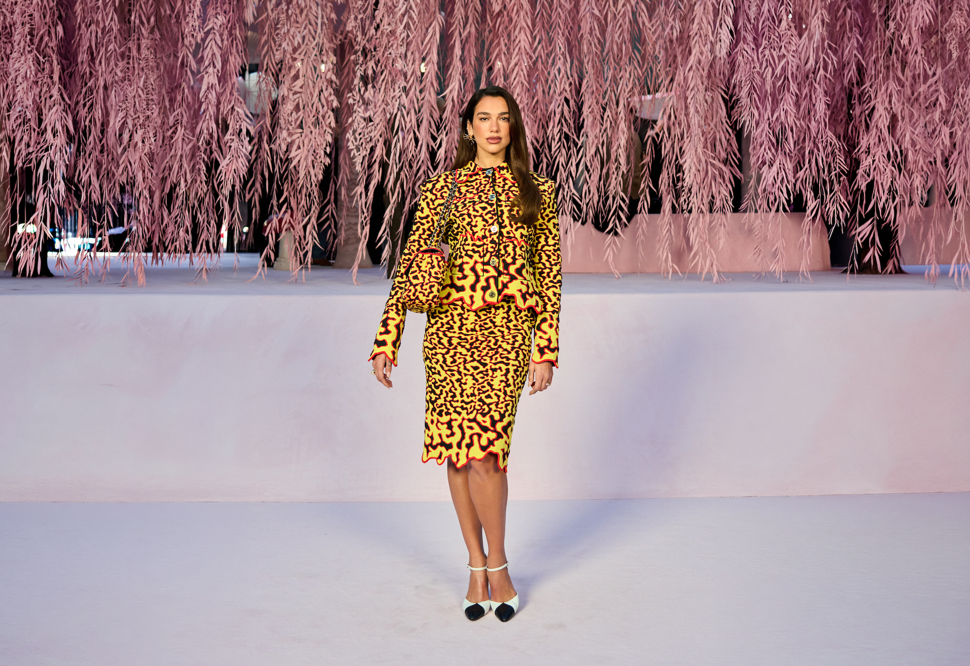 Klasický byznys kostýmek se sukní hlásí triumfální návrat a takhle se nosí na jaře 2026