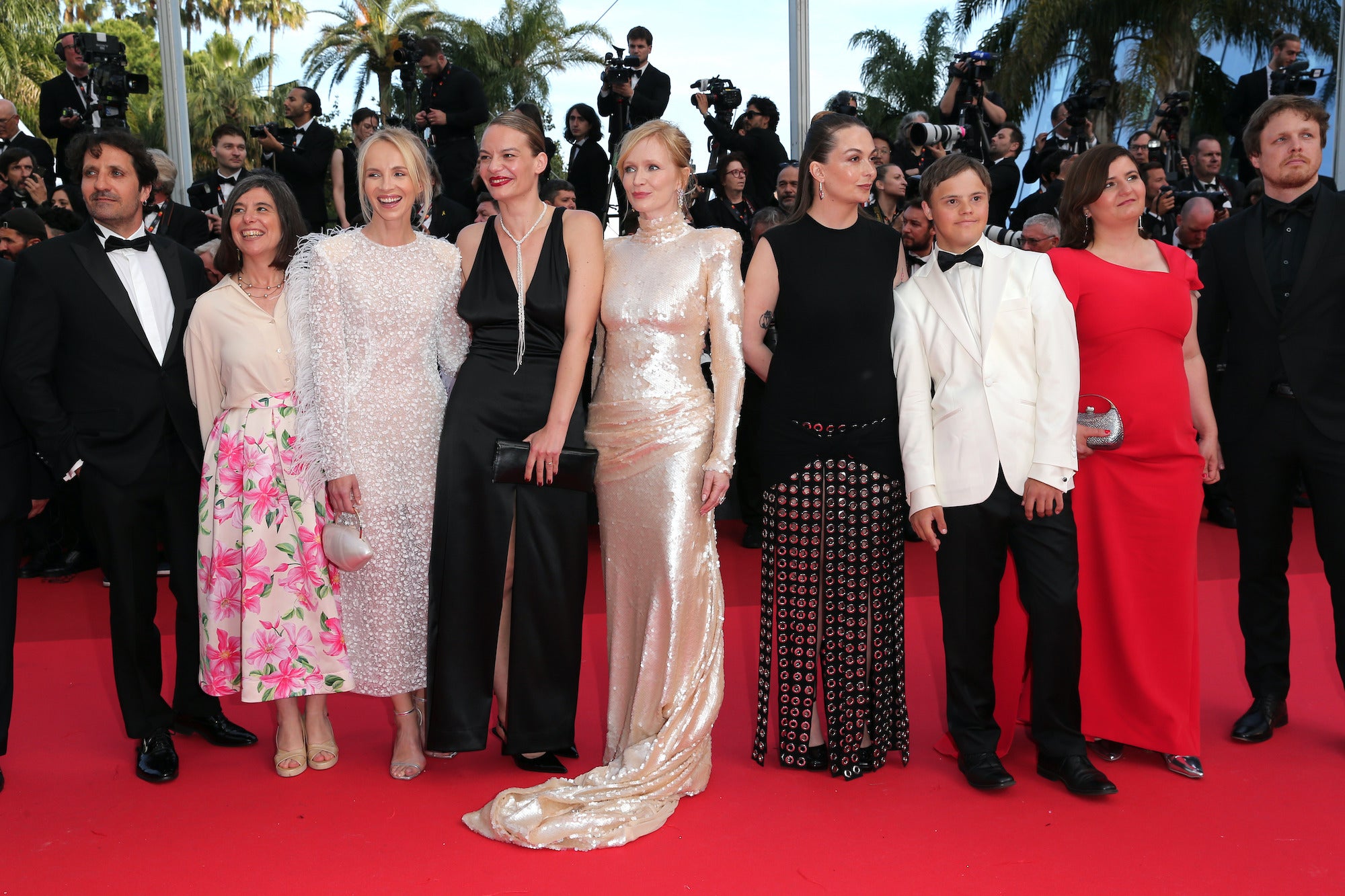 Cannes 2025: Carlo Cresto-Dina, Giandomenico Cupaiuolo, Ilaria Malagutti, Jana Plodková v šatech od Zuzany Kubíčkové, Aňa Geislerová v šatech Anamé, Dagmar Sedlácková v šatech Laformela, David Vodstrčil, Zuzana Kirchnerová a Jakub Viktorín, 21. května 2025