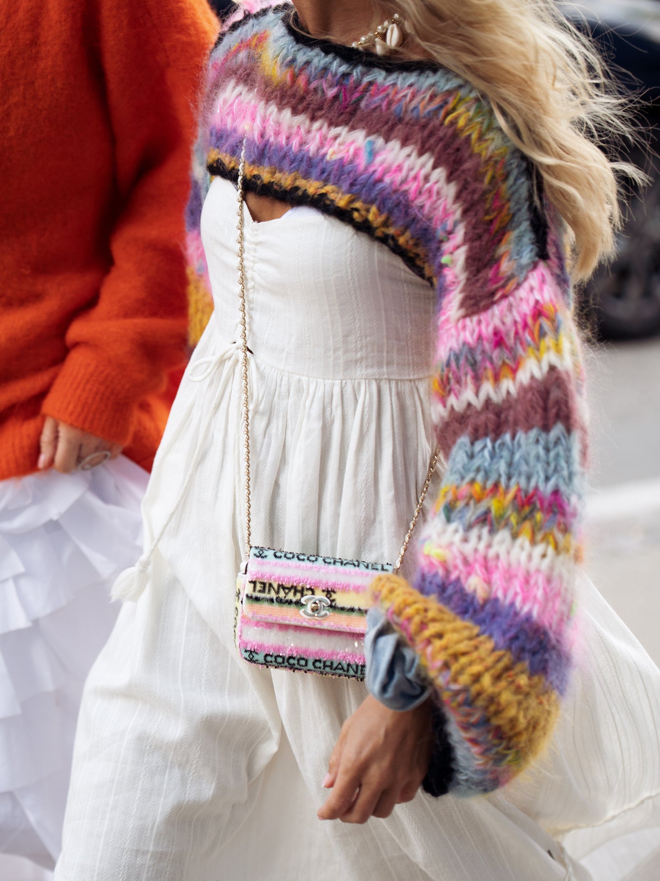 S těmito stylingovými triky unosíte letní šaty i na podzim a v zimě