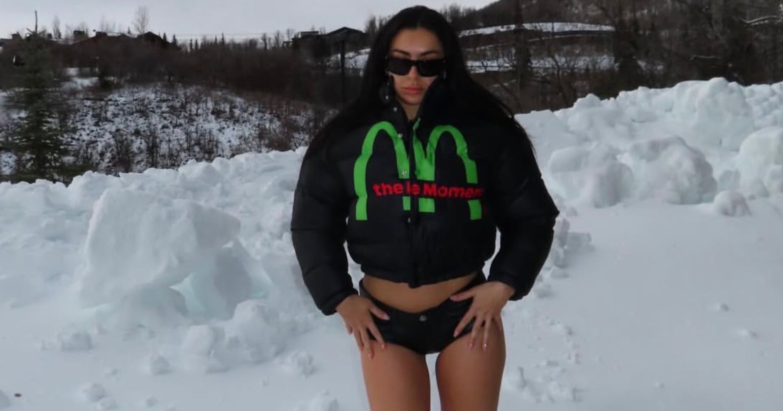 Královna virálního merche Charli XCX má bundu od českého grafického designéra