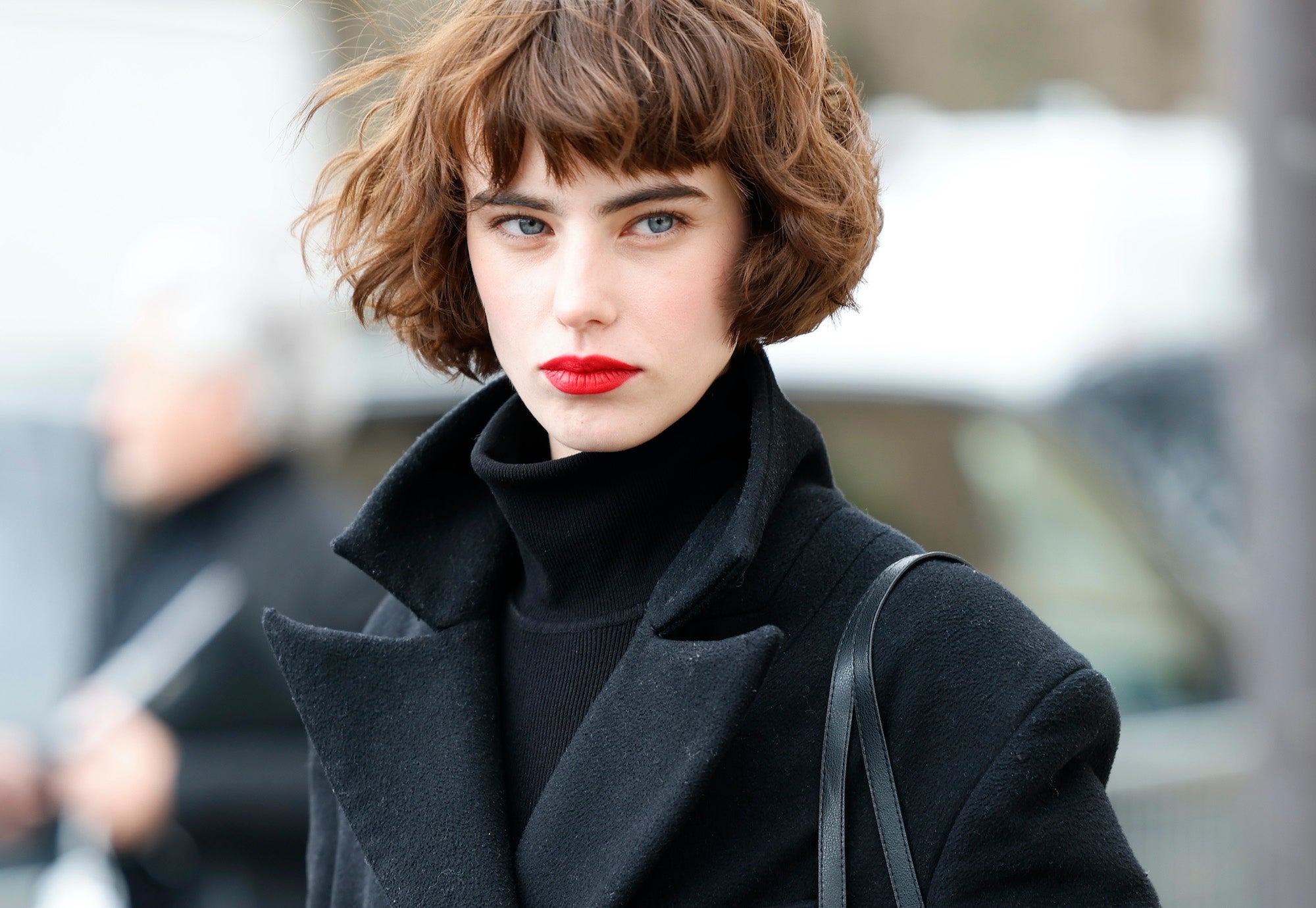 Jak stylovat černý kabát, aby to zase nebyla celou zimu nuda