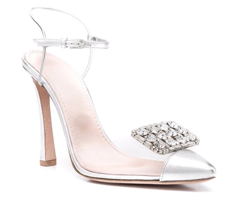 Vinylové sandály na vysokém podpatku s křišťálovou sponou, GIAMBATTISTA VALLI, prodává Farfetch, 1363 €