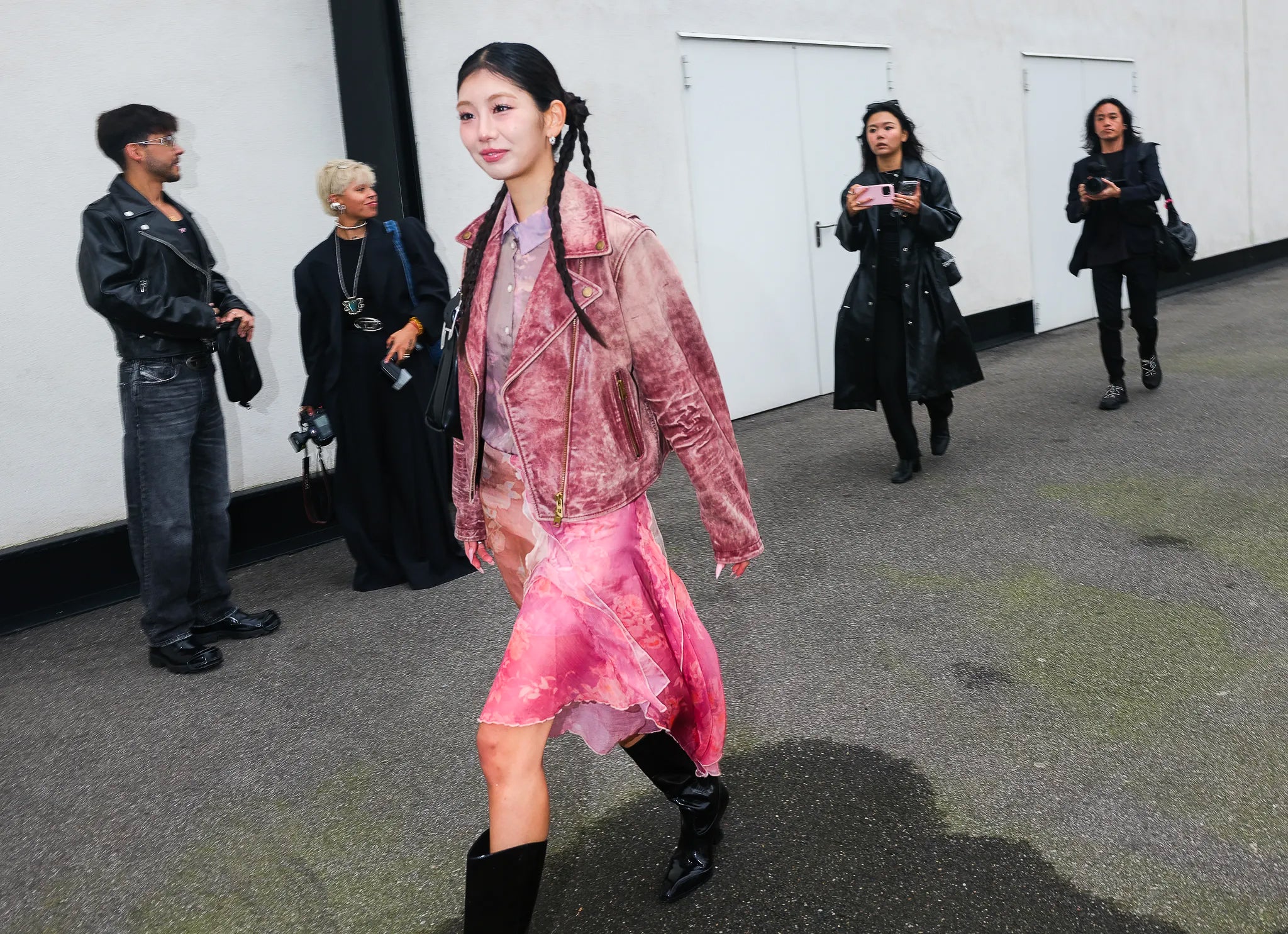 Ciao, Milano! Barevné bundy do pasu, červené akcenty a sukně z devadesátek dominují italskému street stylu