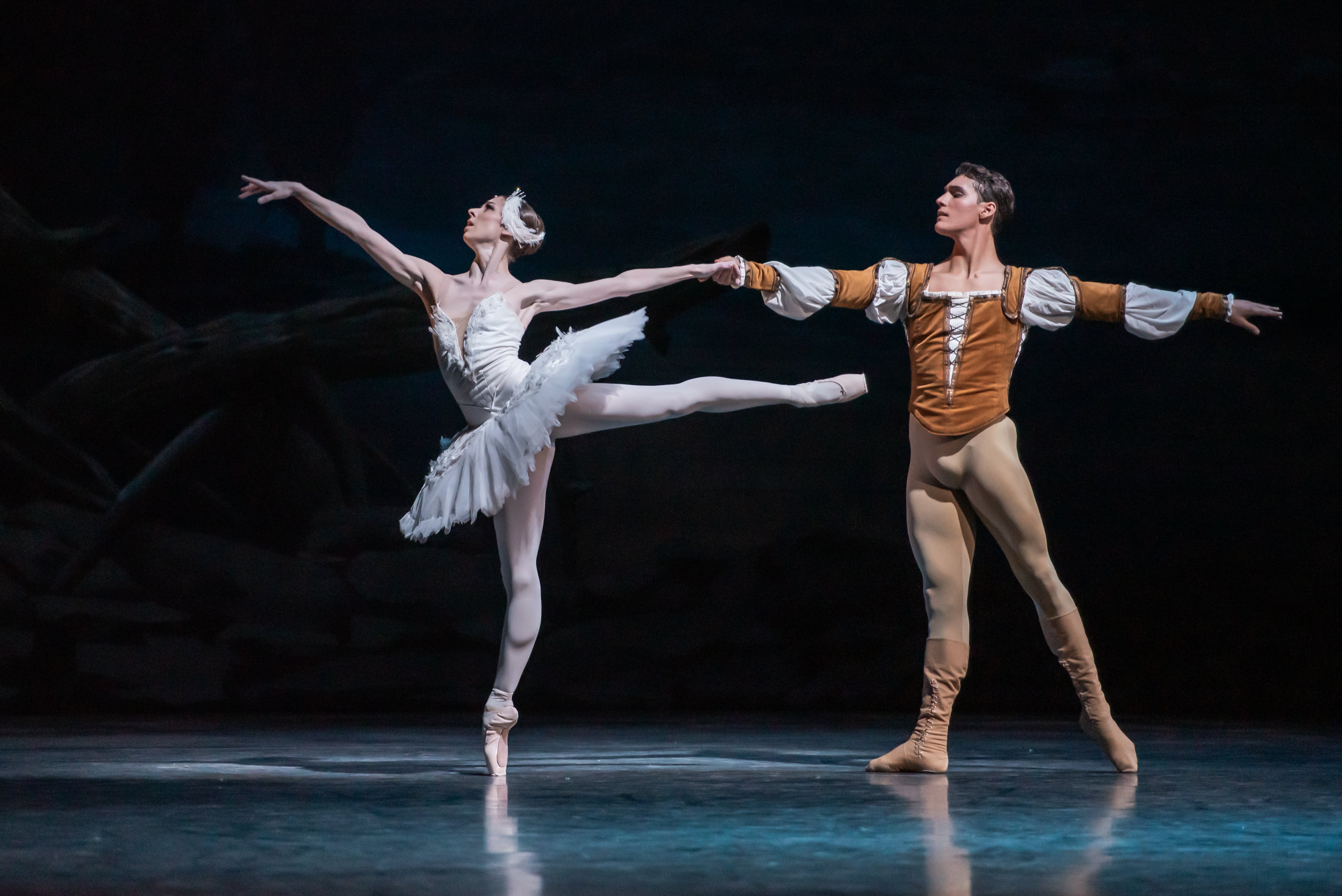 První sólistka Baletu ND Alina Nanu a hostující první sólista Baletu ND Daniel Camargo První sólistka Baletu ND Alina Nanu a hostující první sólista Baletu ND Daniel Camargo