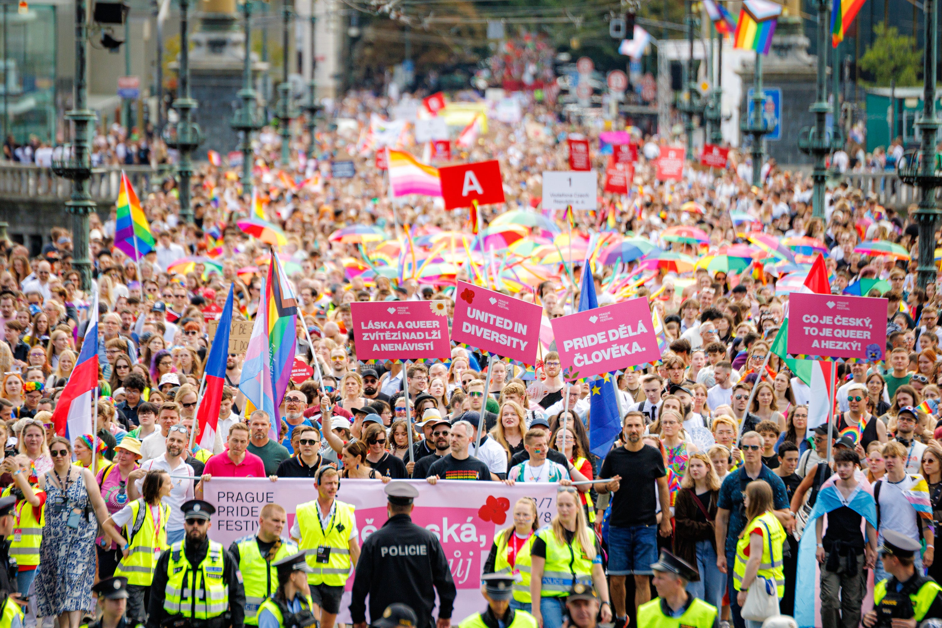 Vogue tipy na Prague Pride 2026: Anketa Největší queer Češstvo, Jan Cina v dragu, živé podcasty i moře hudby
