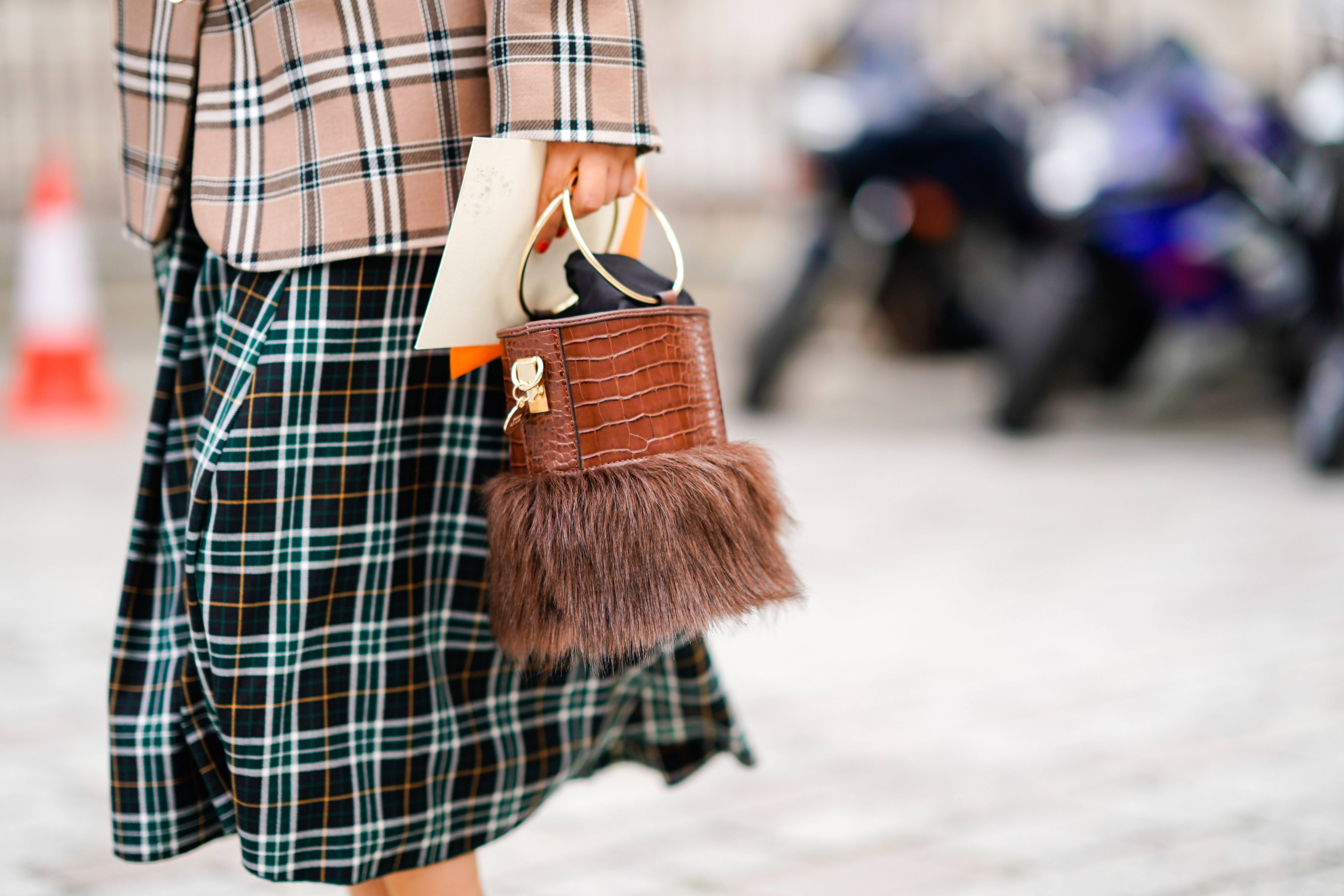 Street style trendy na London Fashion Week: Kostky, červená, béžové kabáty