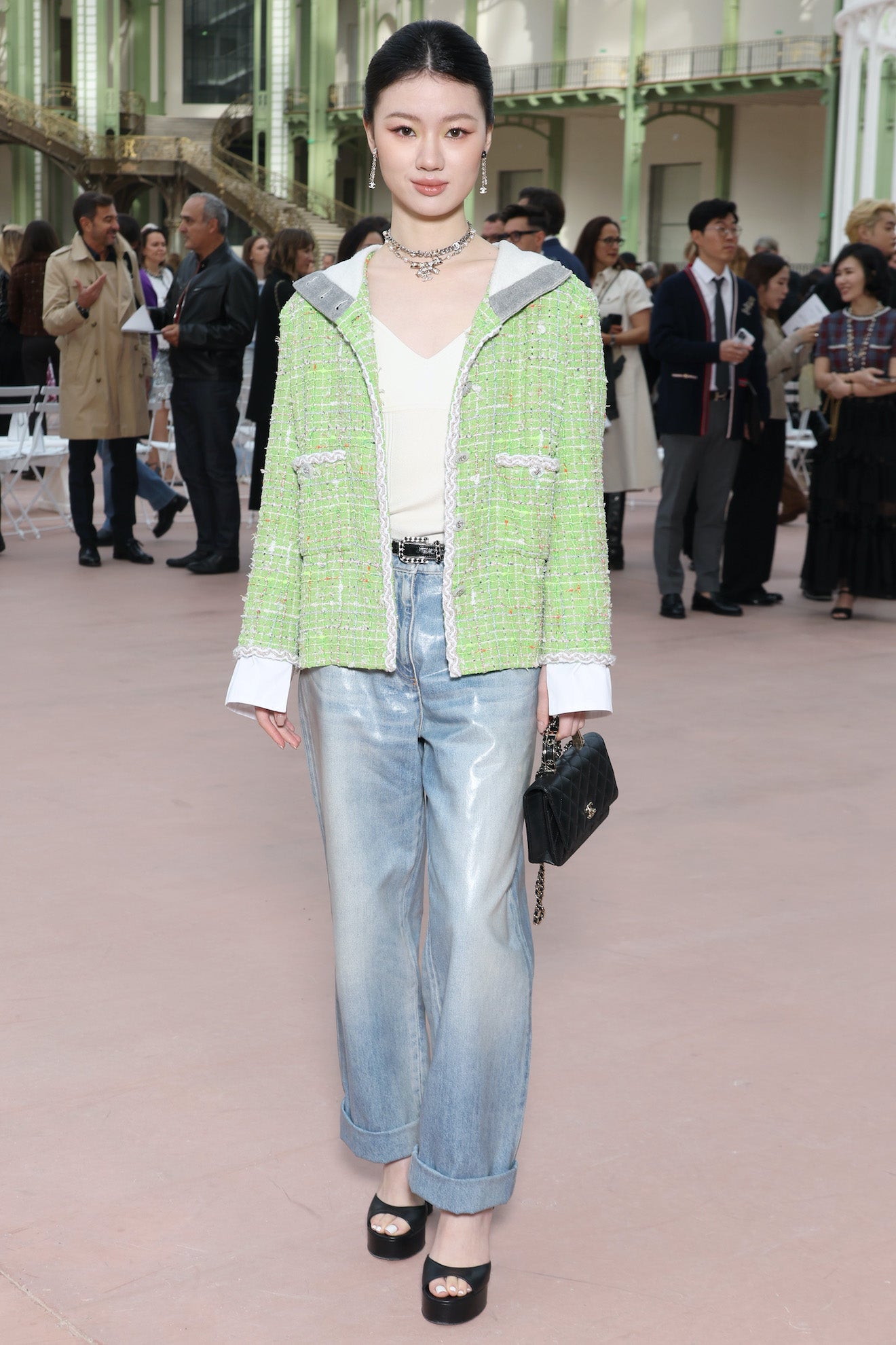 Shan Yichun v pastelově zeleném tvídovém saku Chanel