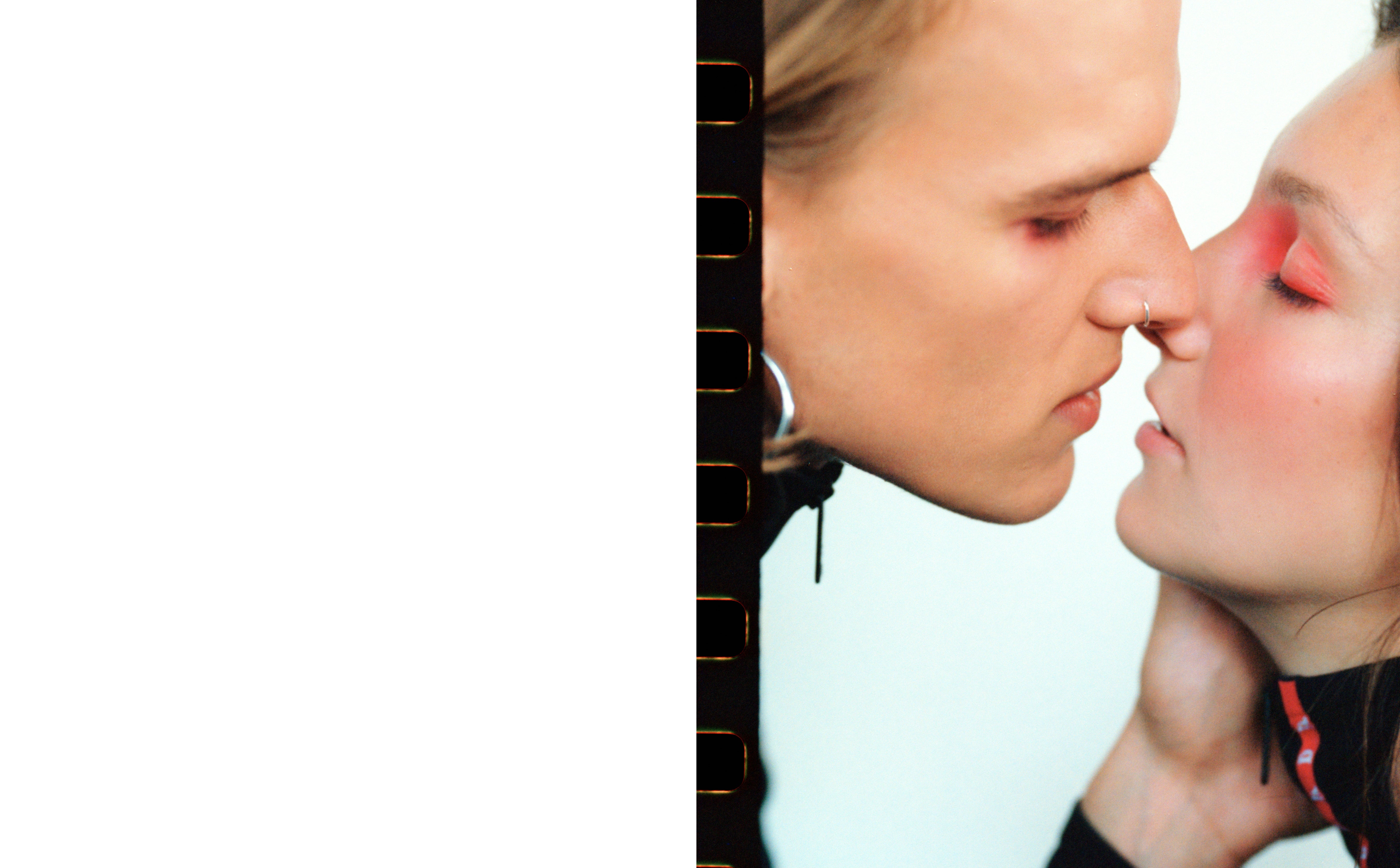 Adam: rolák, PRADA. Nikola: rolák, PRADA. Adam: rtěnka, Fenty Beauty Stunna lip paint v odstínu Uncensored. Nikol: rtěnka, Bobbi Brown Luxe Matte Lip Color v odstínu Red Carpet. Adam: rolák, PRADA. Nikola: rolák, PRADA. Adam: rtěnka, Fenty Beauty Stunna lip paint v odstínu Uncensored. Nikol: rtěnka, Bobbi Brown Luxe Matte Lip Color v odstínu Red Carpet.