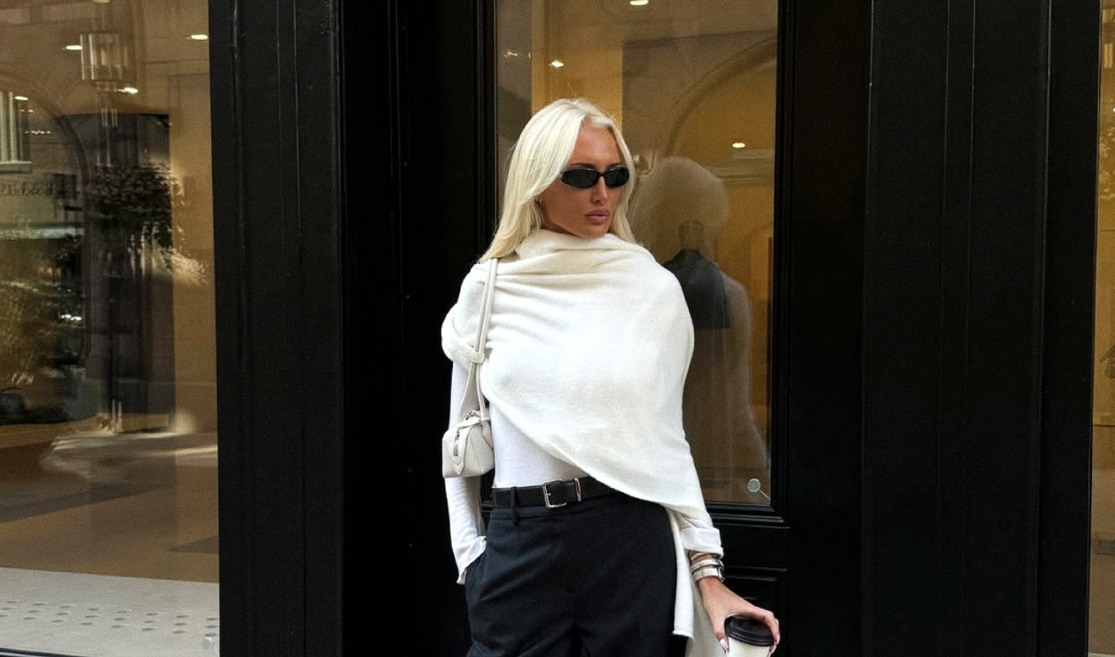 Minimalistická pelerína jako nový základ šatníku