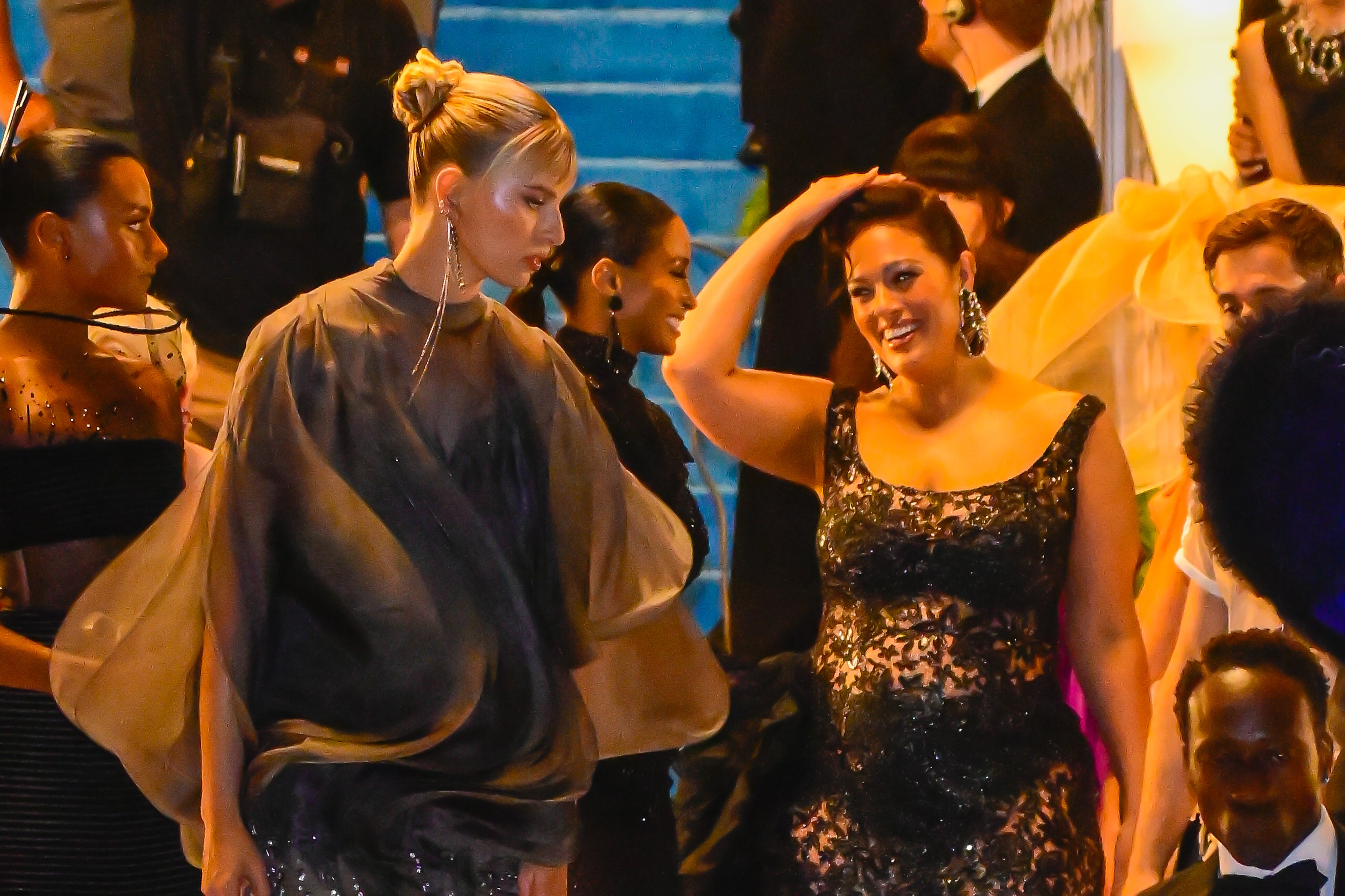 Karolina Kurková a Ashley Graham na natáčení Ďábel nosí Pradu 2