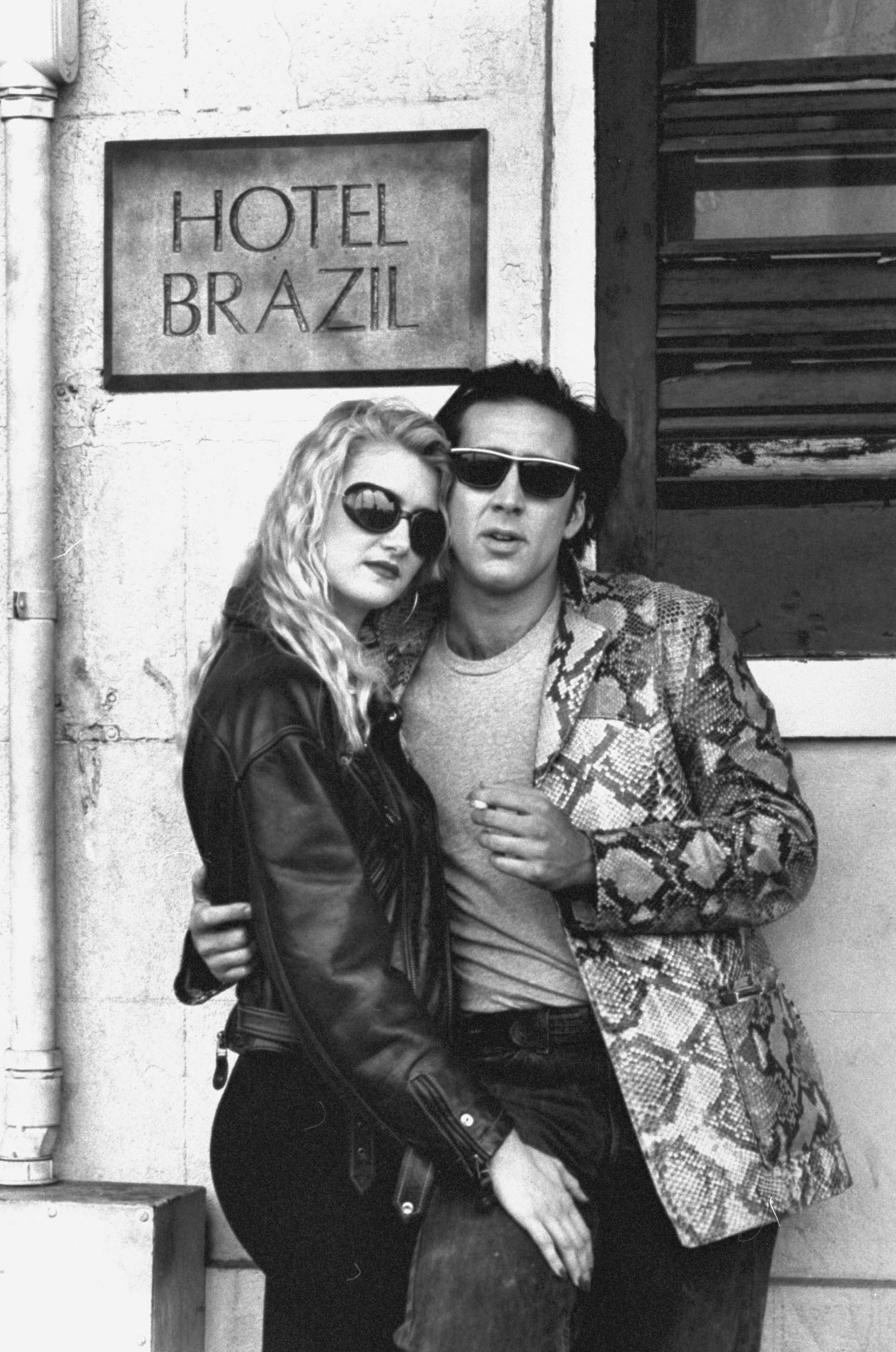 Nicolas Cage s Laurou Dern před hotelem Brazil během natáčení filmu Zběsilost v srdci