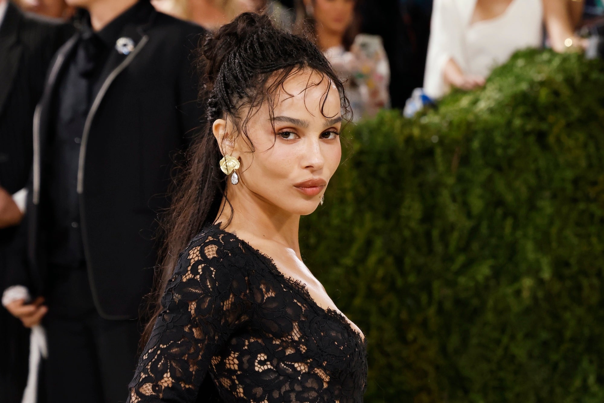 Zoë Kravitz předvedla na Met Gala 2026 nejžhavější svatební trend roku