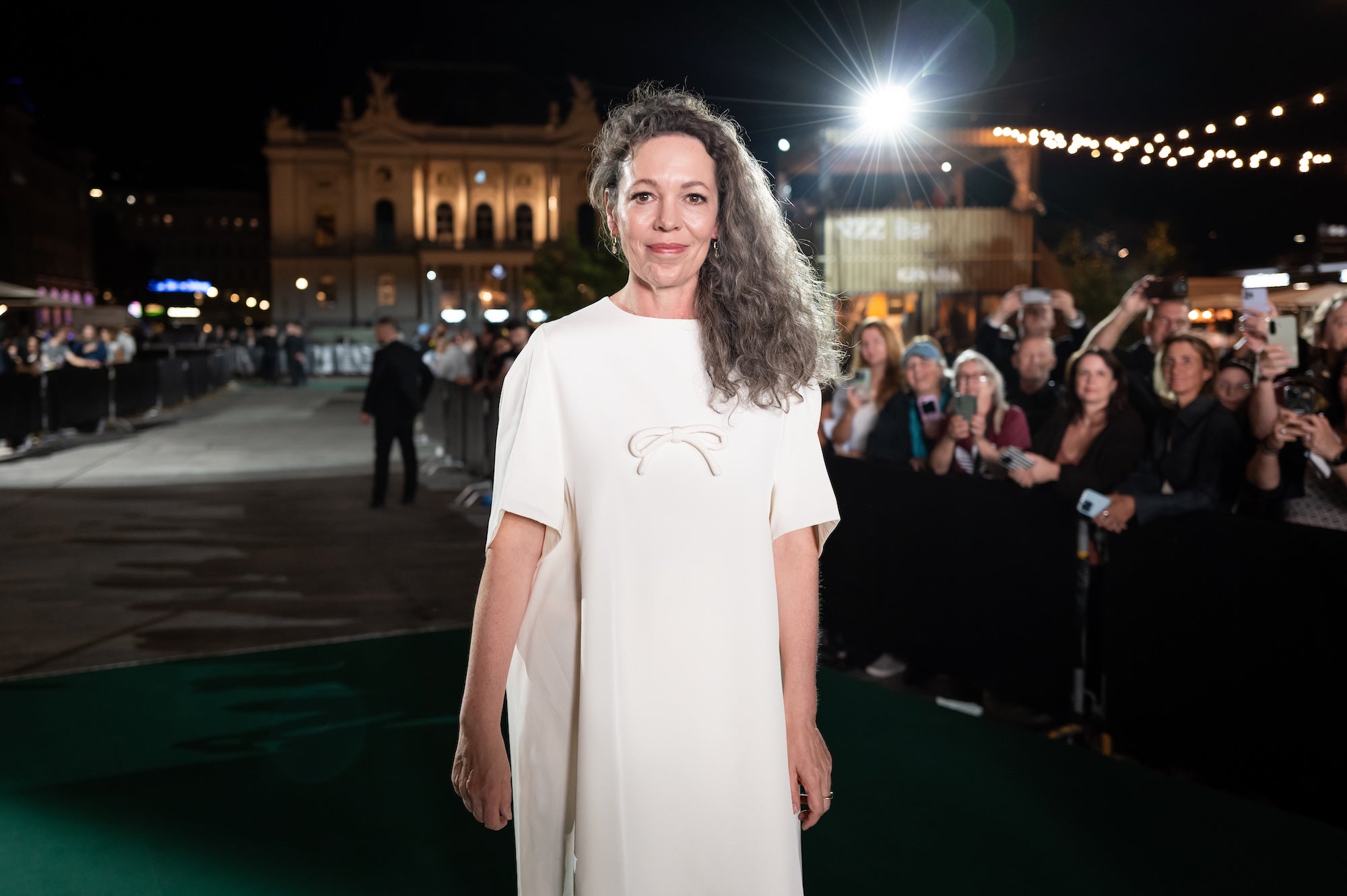 Olivia Colman je naší novou beauty múzou. Šedé vlasy v jejím podání jsou esencí sebevědomé krásy a elegance