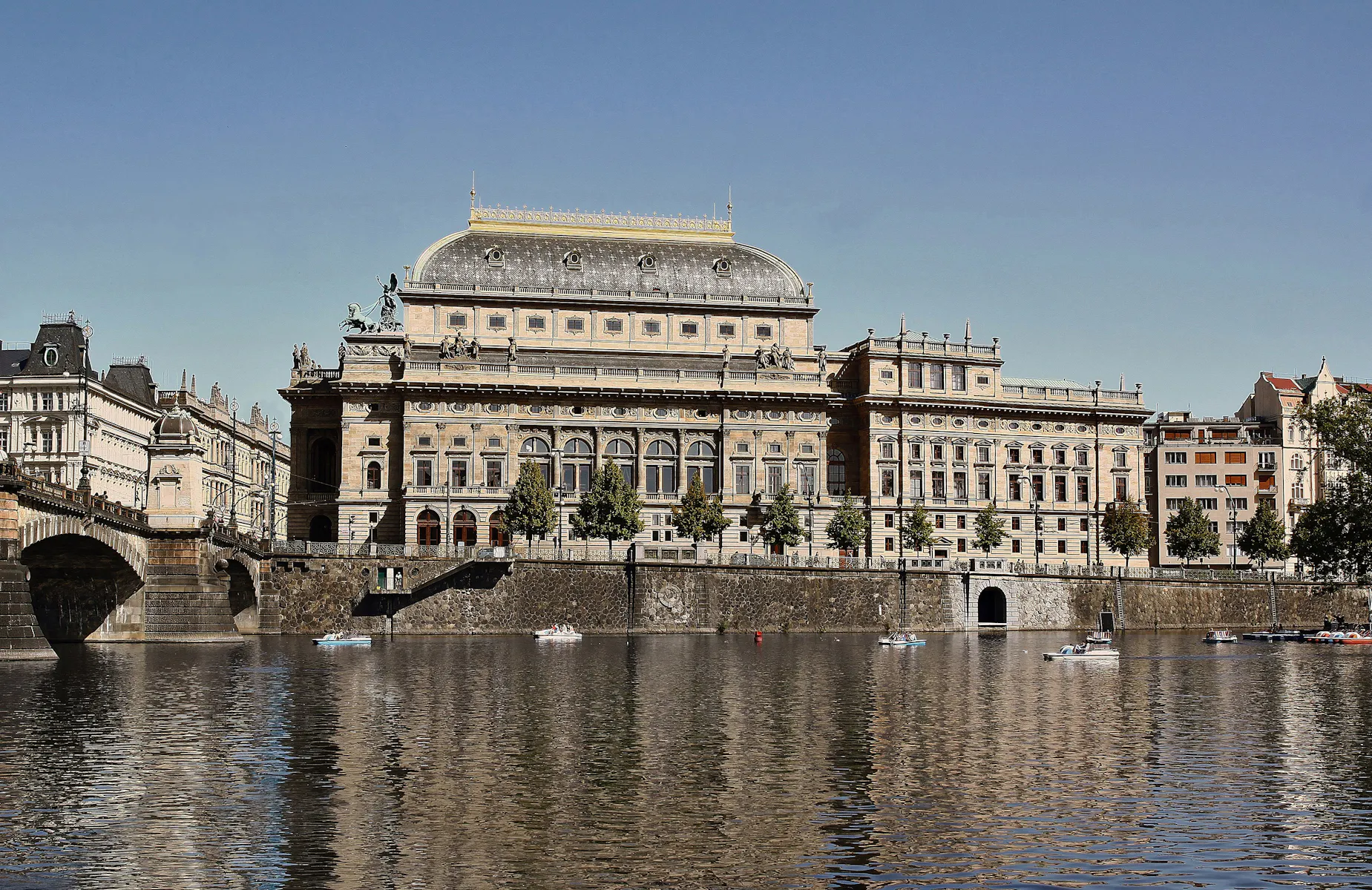 Od klasiky po experiment: Divadelní premiéry, které vás dostanou